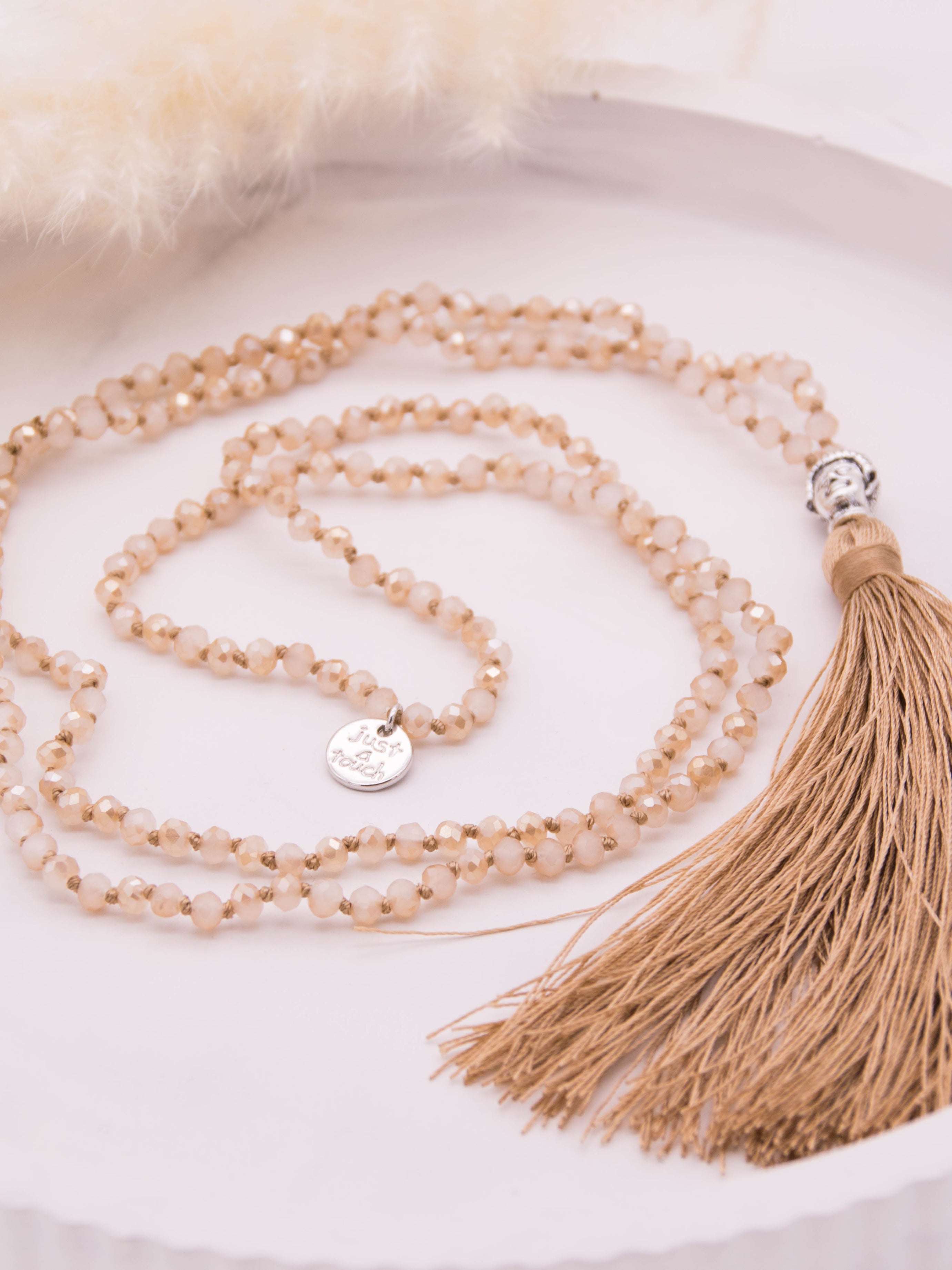 Lange, feine Perlenkette beige mit Quaste