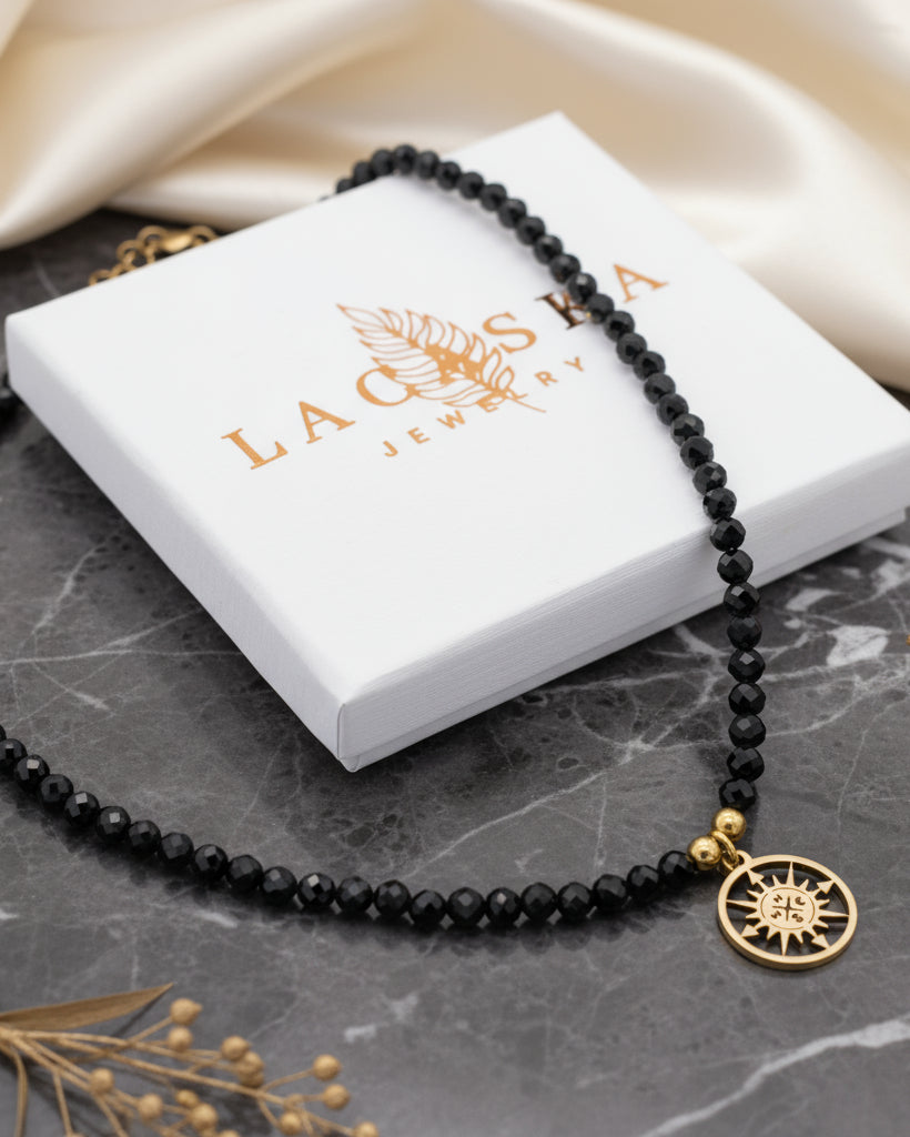 Kompass Kette mit facettierten schwarzen Spinell Steinen