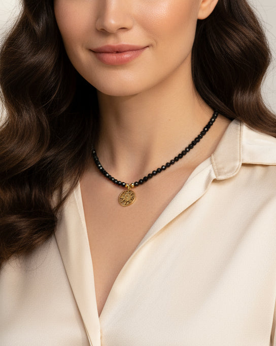 Kompass Kette mit facettierten schwarzen Spinell Steinen