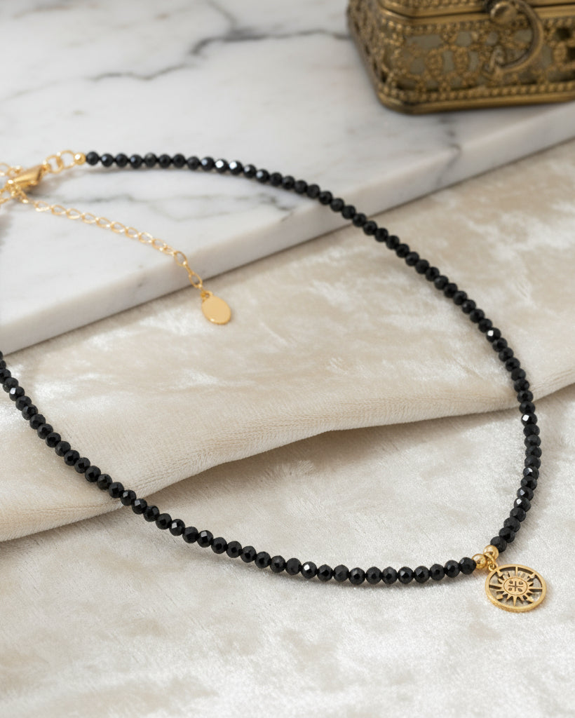 Kompass Kette mit facettierten schwarzen Spinell Steinen