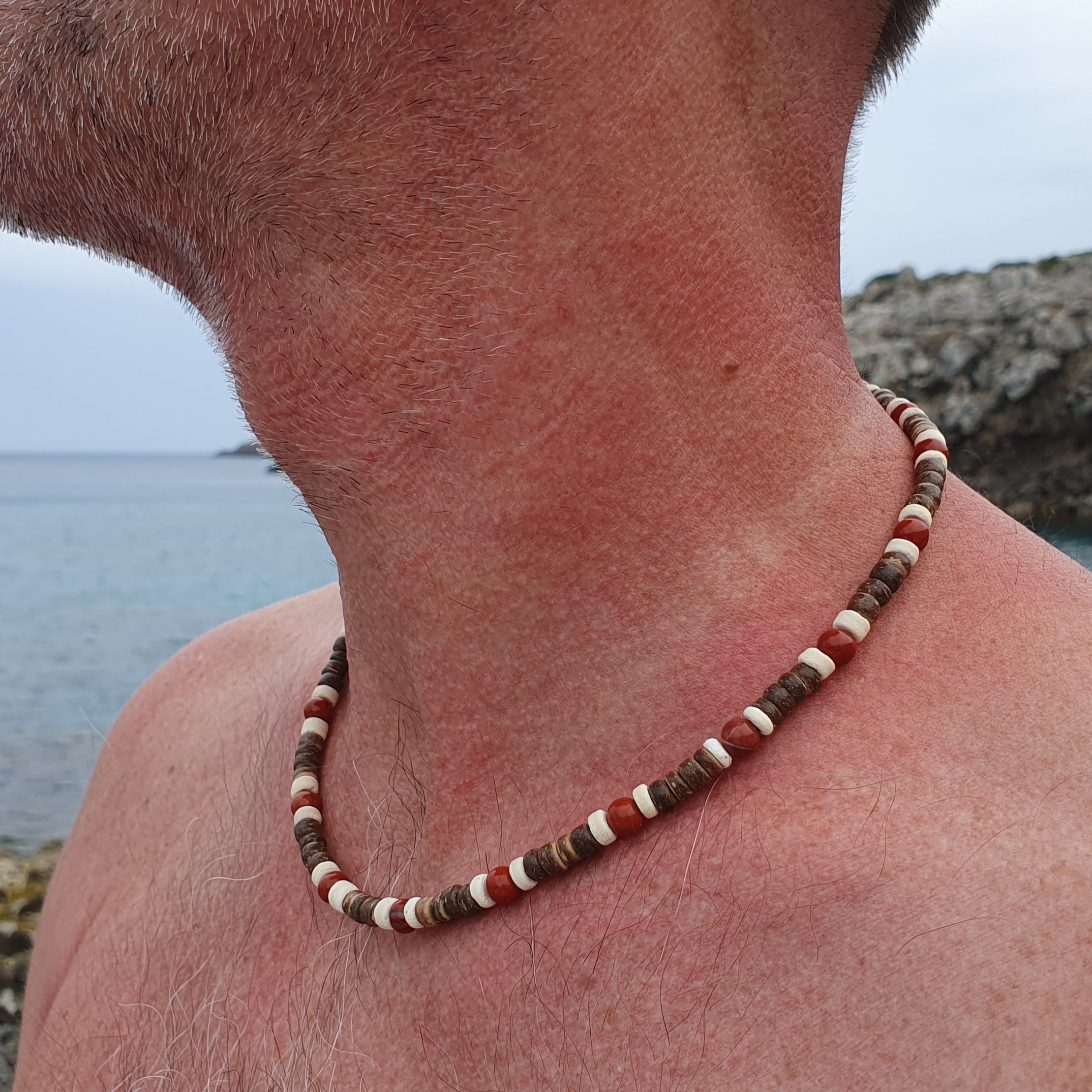 Mann trägt handgemachte Surfer Kette