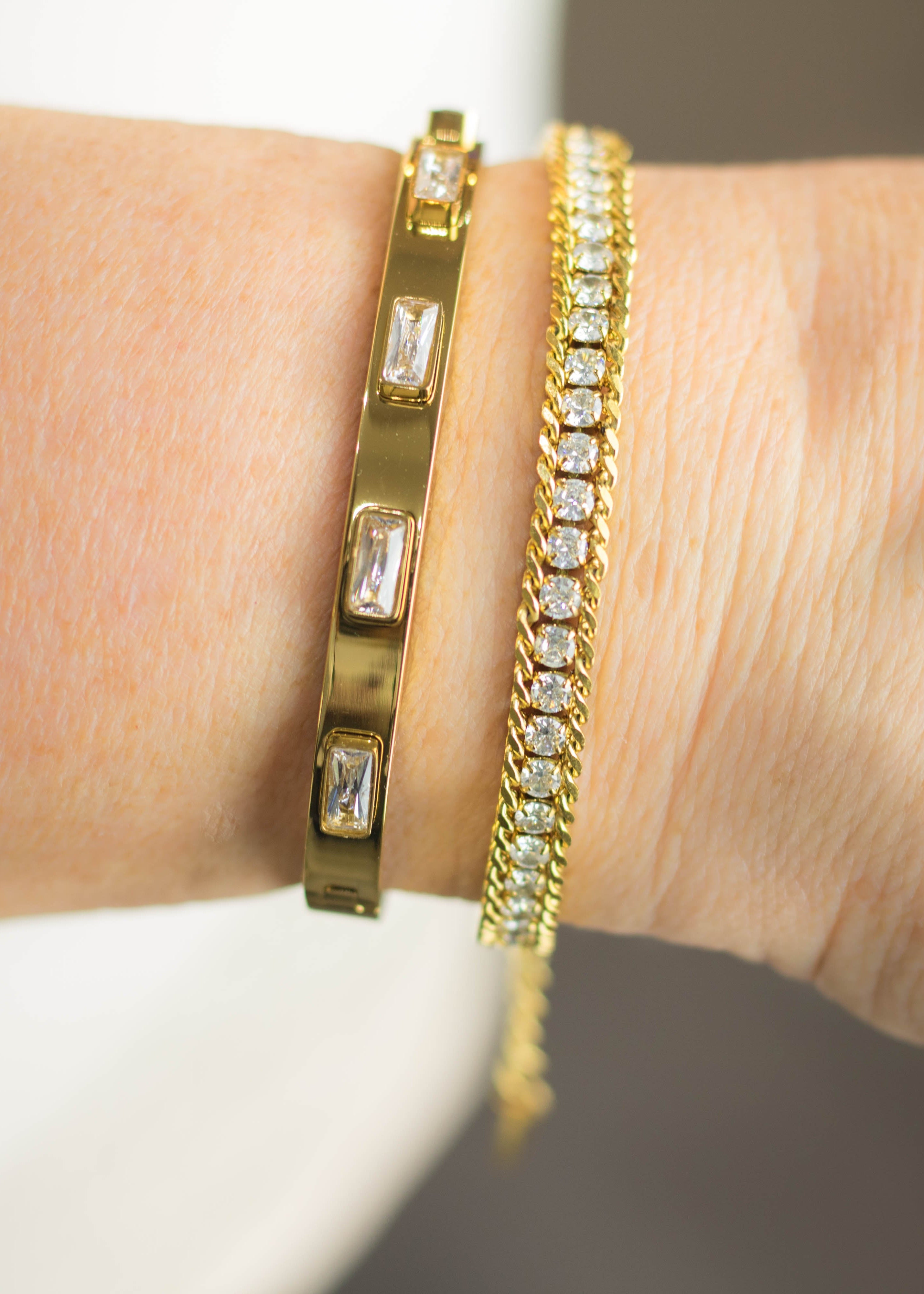 Armband mit Steinen