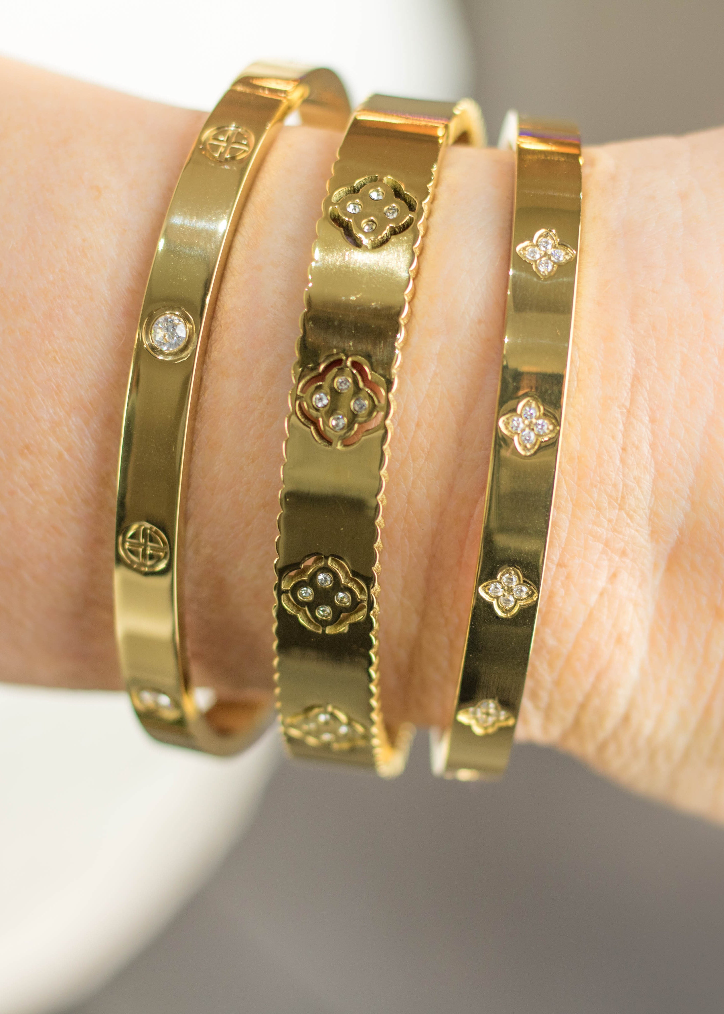 Eleganter Edelstahl Armreif golden, 18k