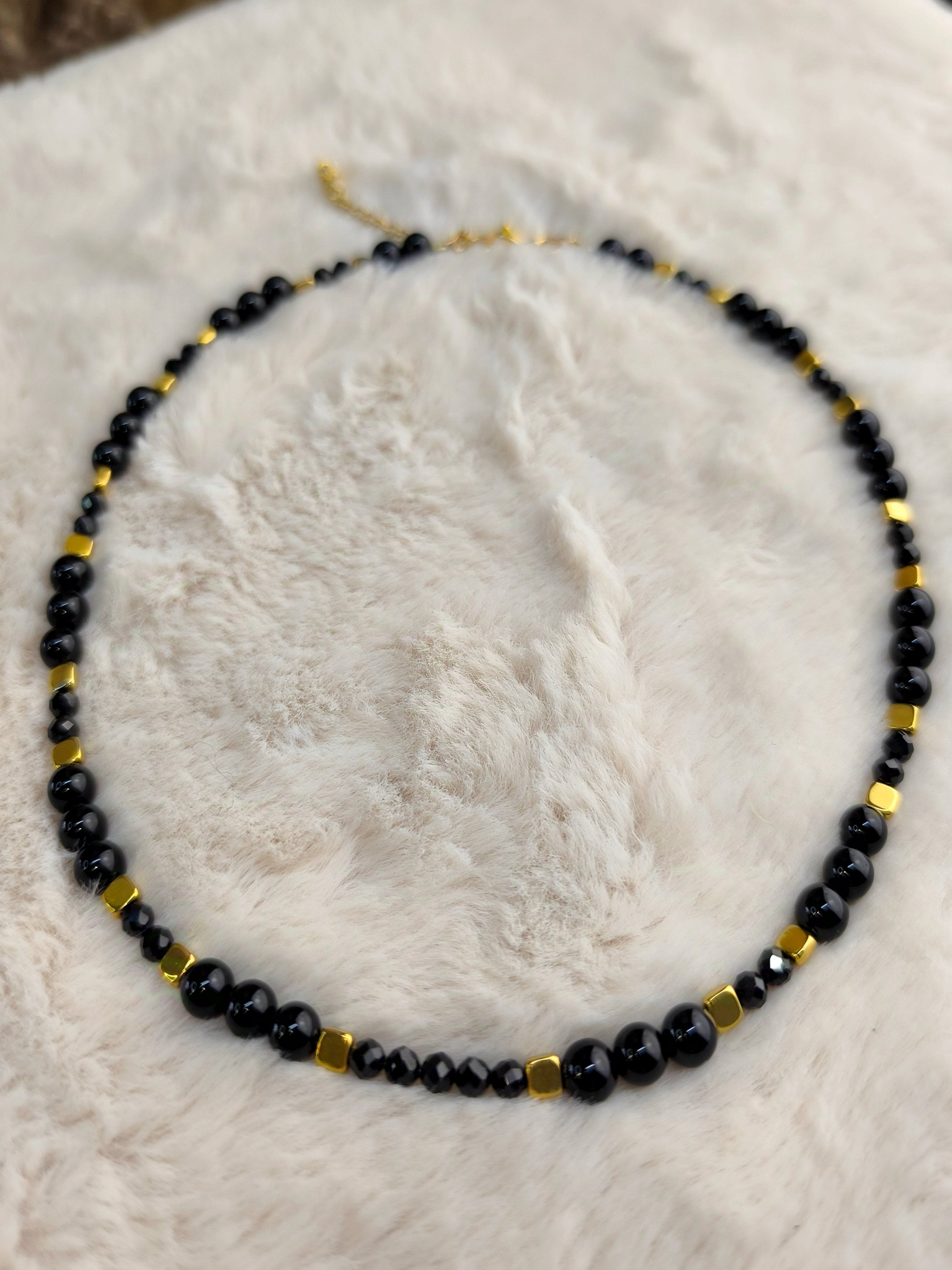 Limited Edition - schwarze Perlenkette mit Achat und Hämatit