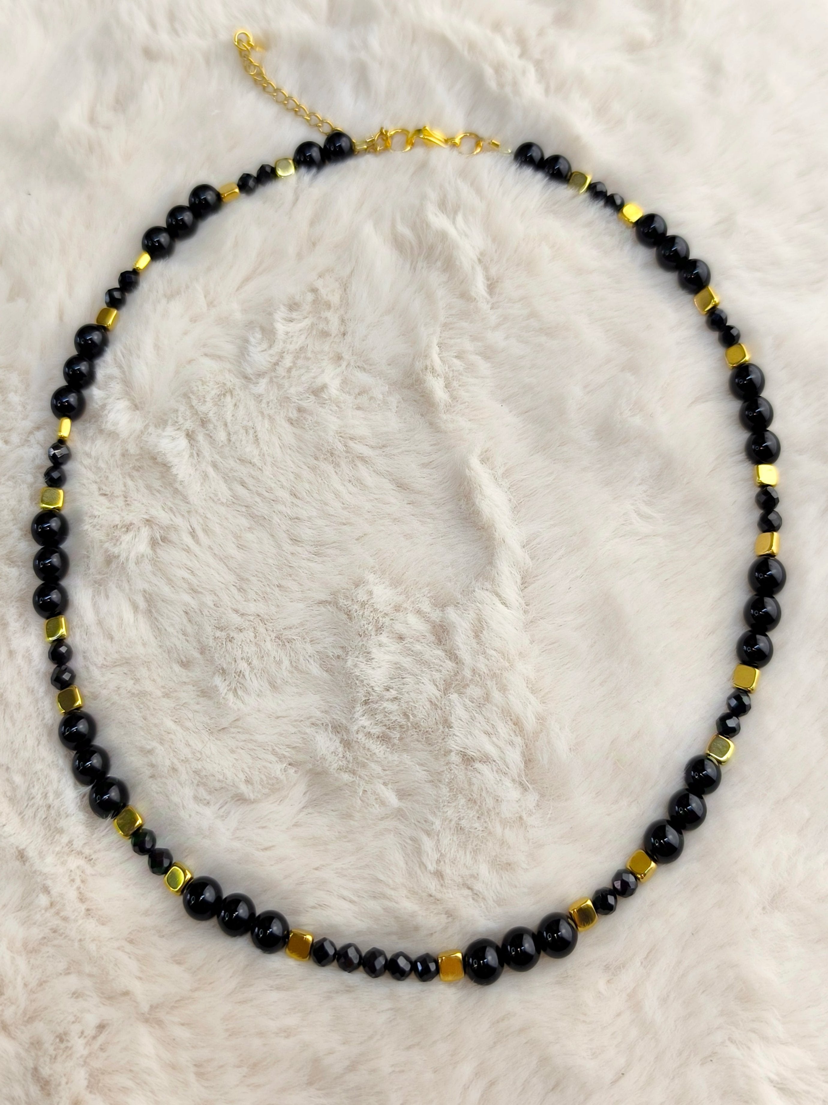 Limited Edition - schwarze Perlenkette mit Achat und Hämatit