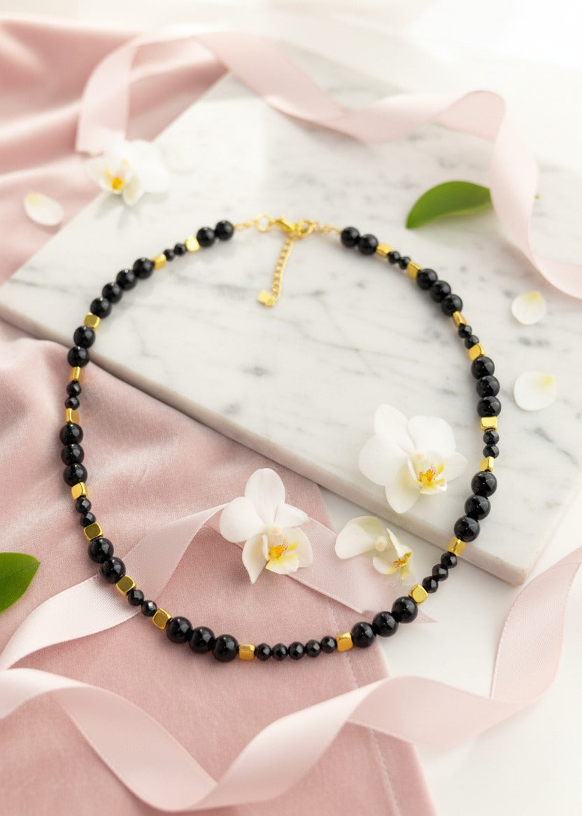 Schwarze Perlenkette mit Achat und goldfarbenem Hämatit