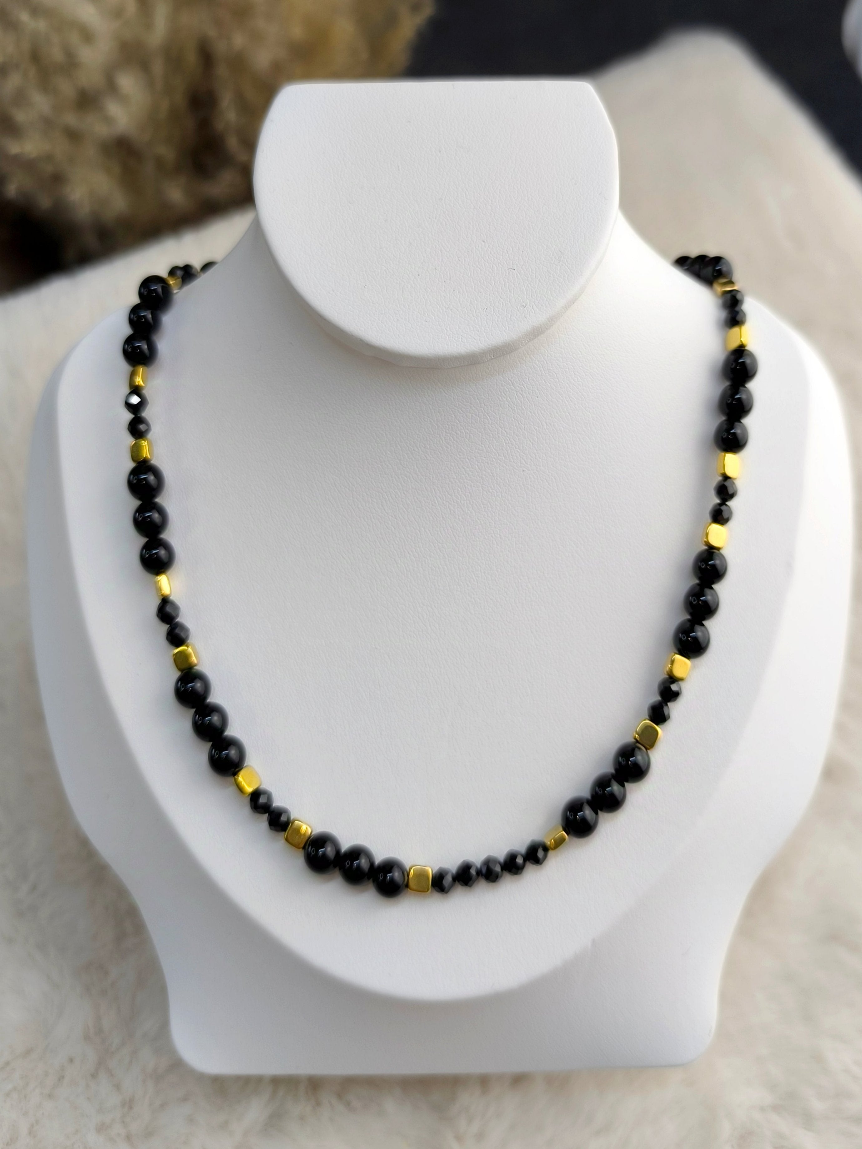 Limited Edition - schwarze Perlenkette mit Achat und Hämatit