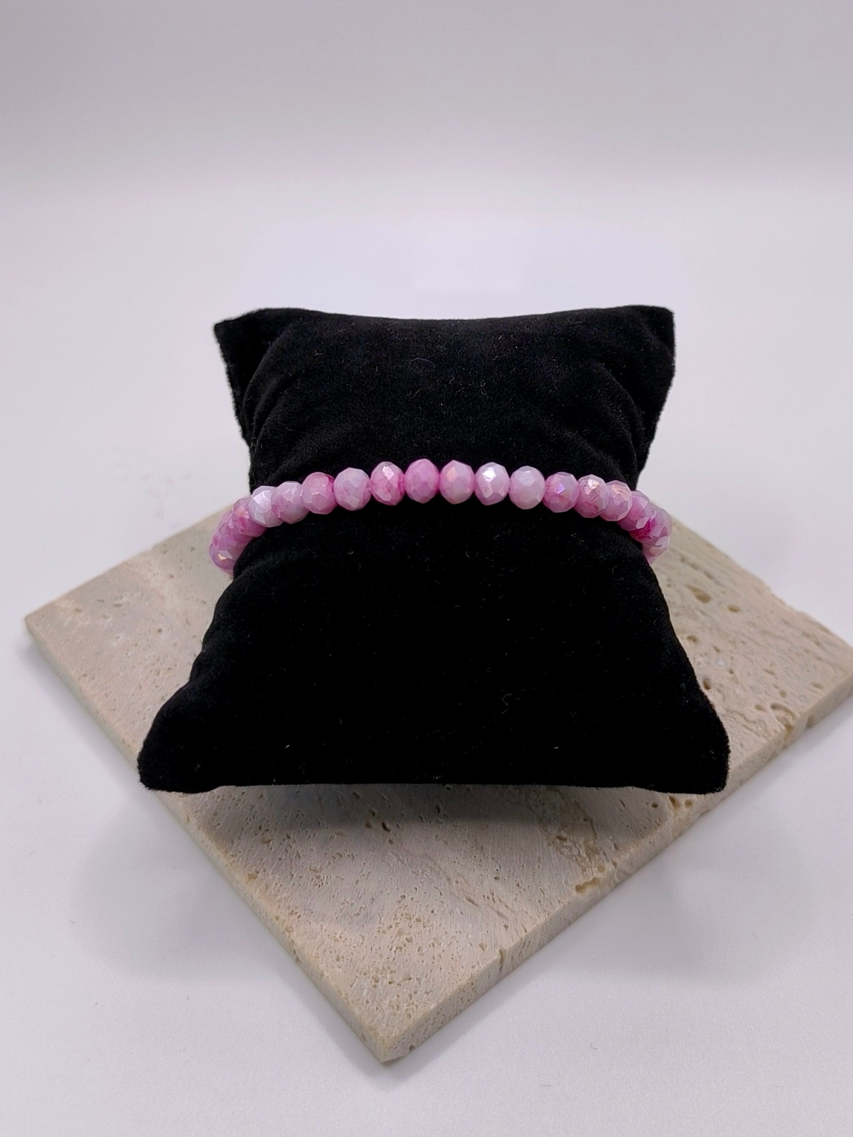 Facettierte Perlenarmbänder in verschiedenen Farben