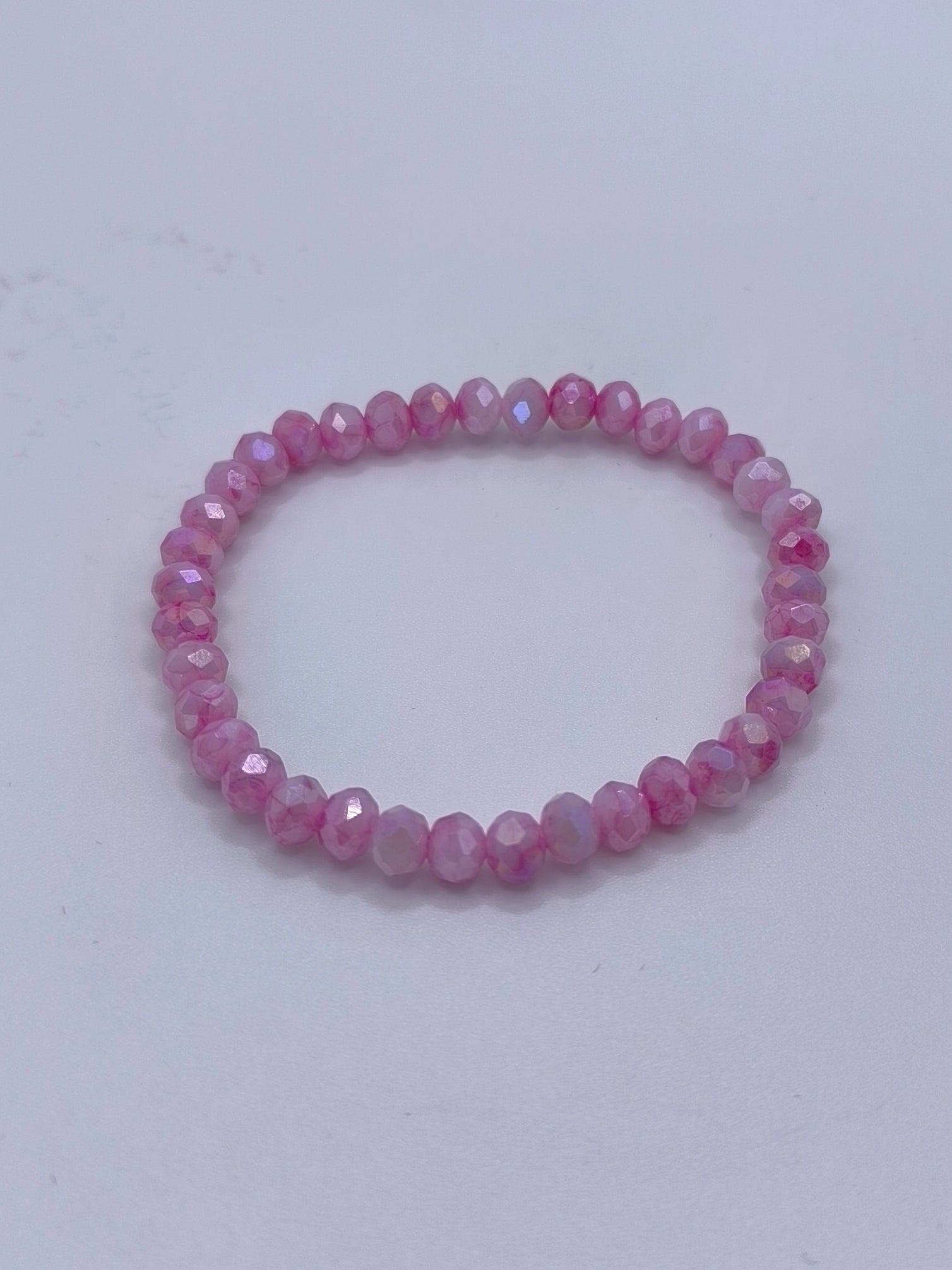 Facettierte Perlenarmbänder in verschiedenen Farben