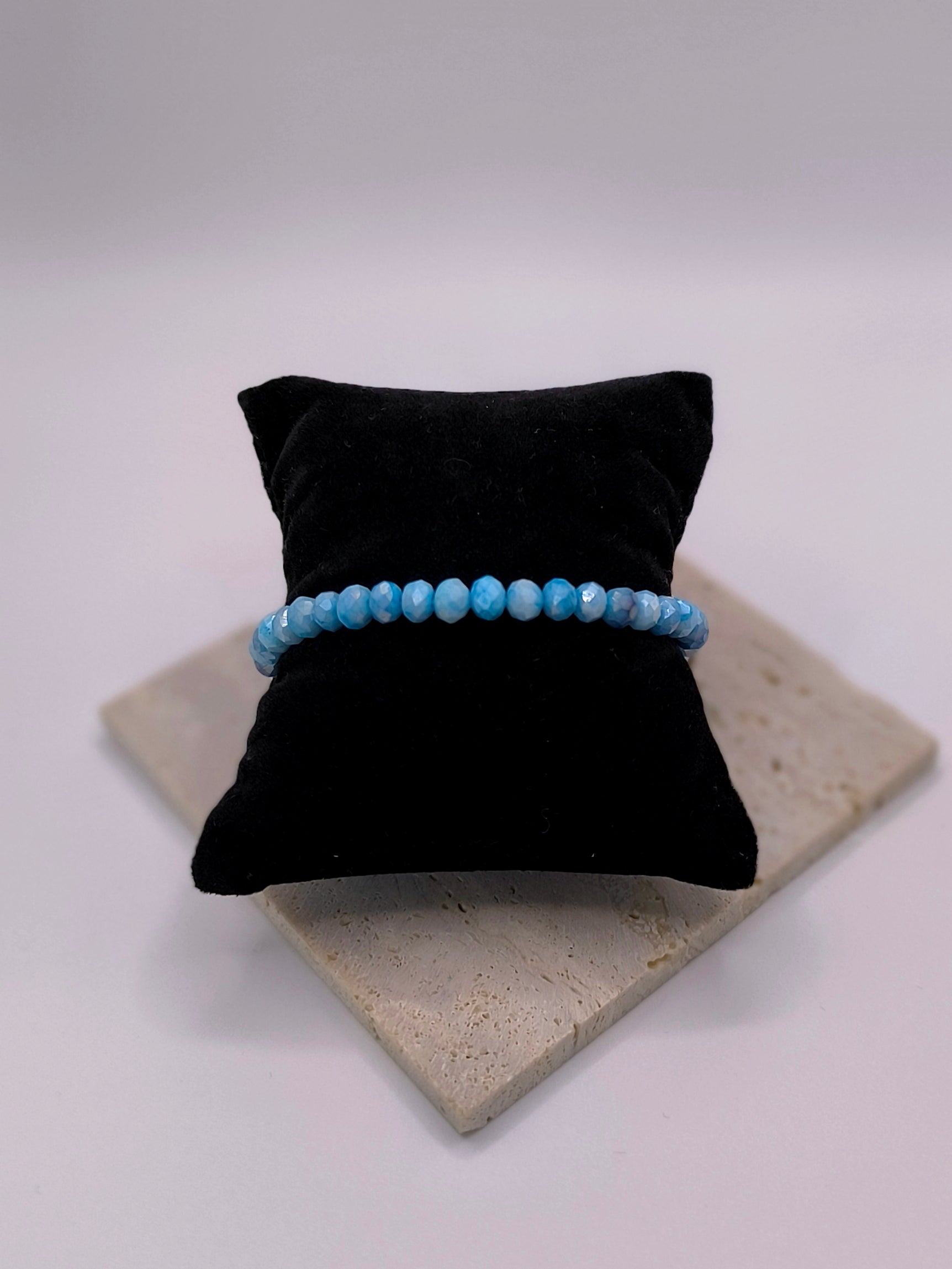 Facettierte Perlenarmbänder in verschiedenen Farben