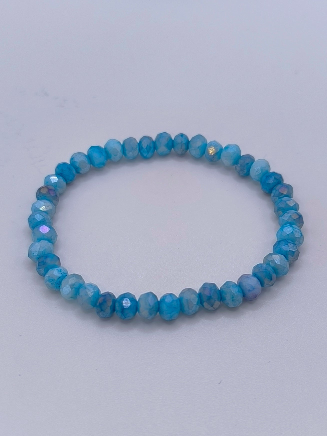 Facettierte Perlenarmbänder in verschiedenen Farben