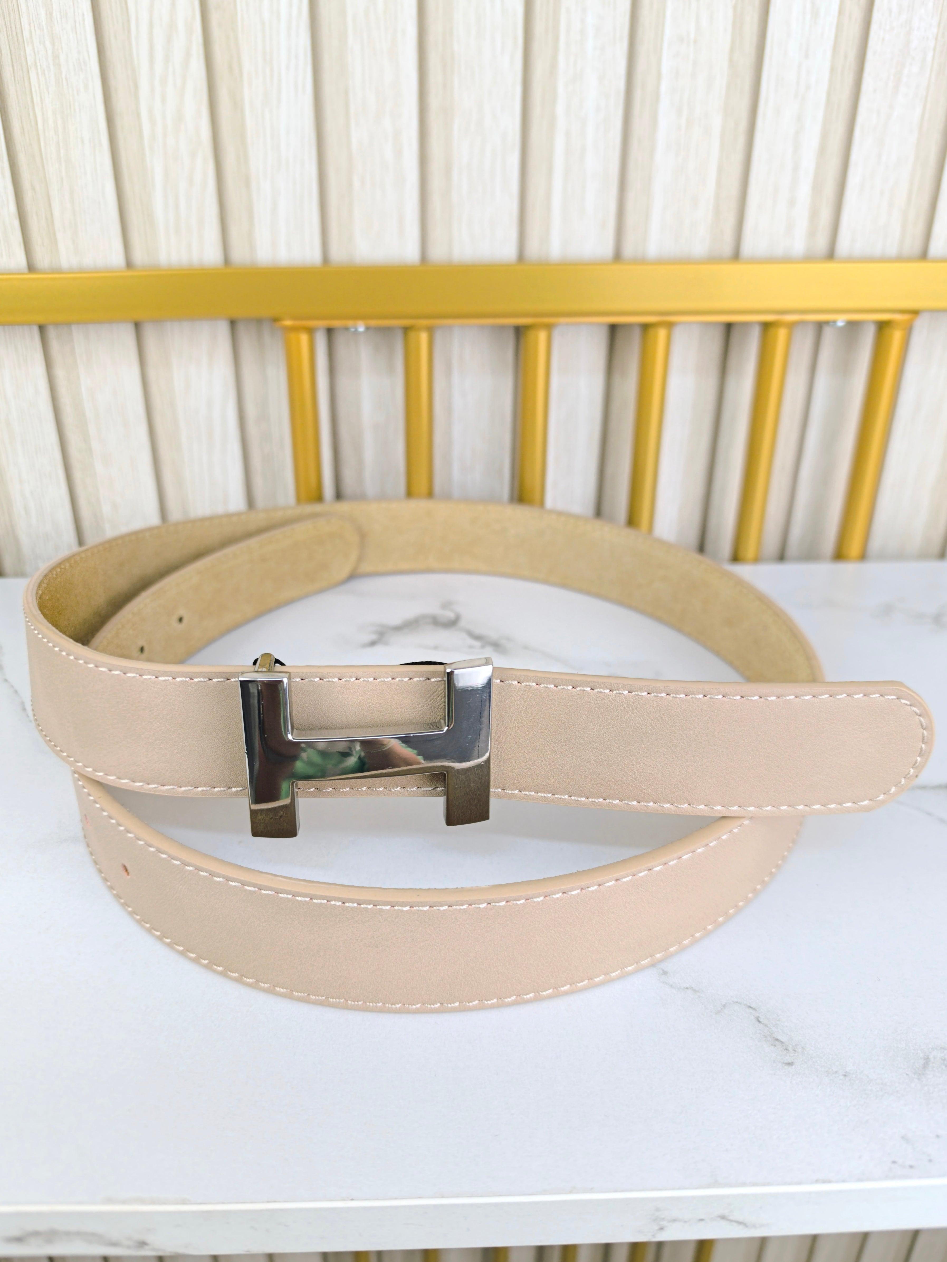 Ledergürtel mit silberner Schnalle in beige (95/105cm)