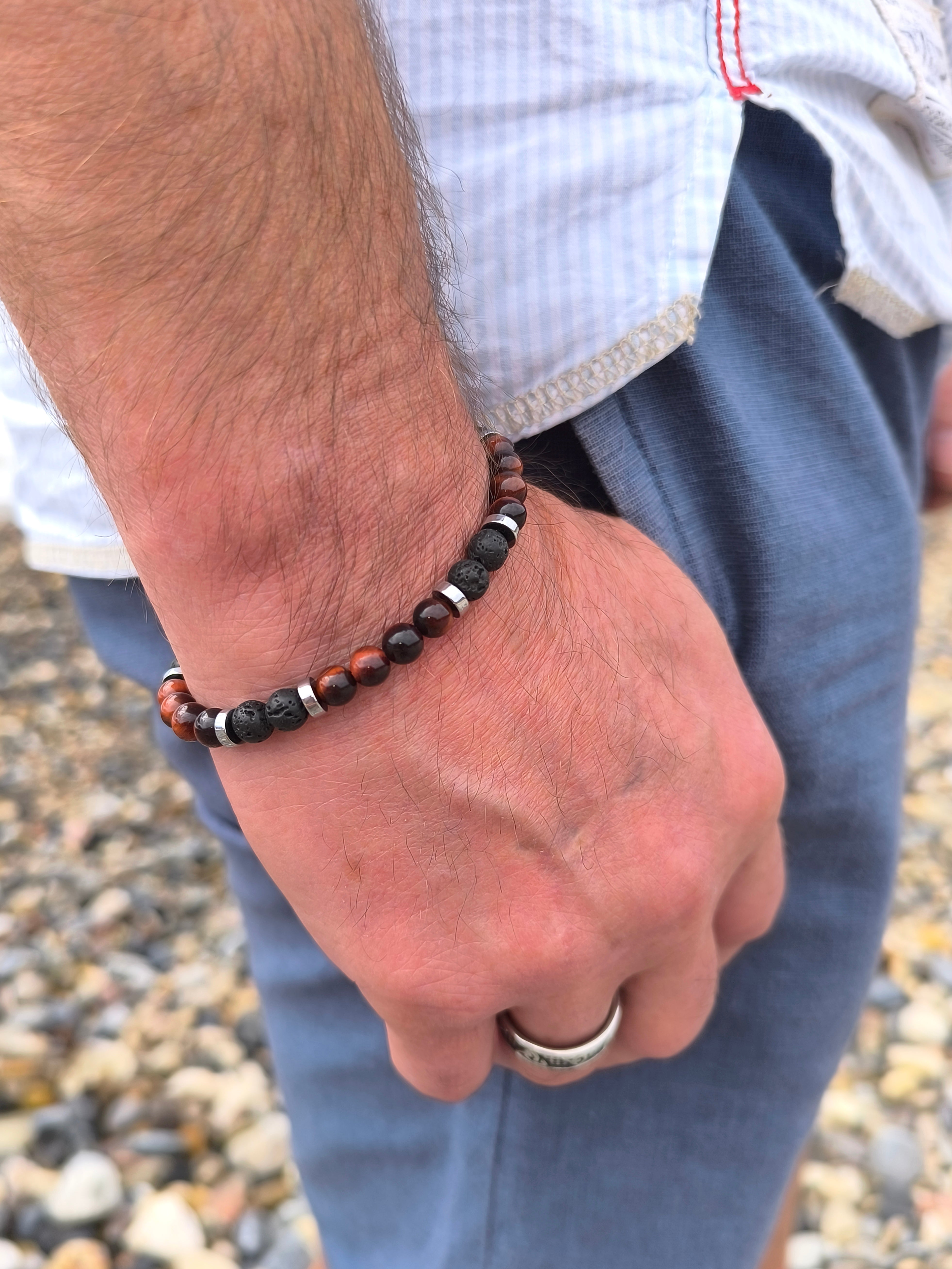 Armband mit roten Tigeraugen - und schwarzen Lavaperlen