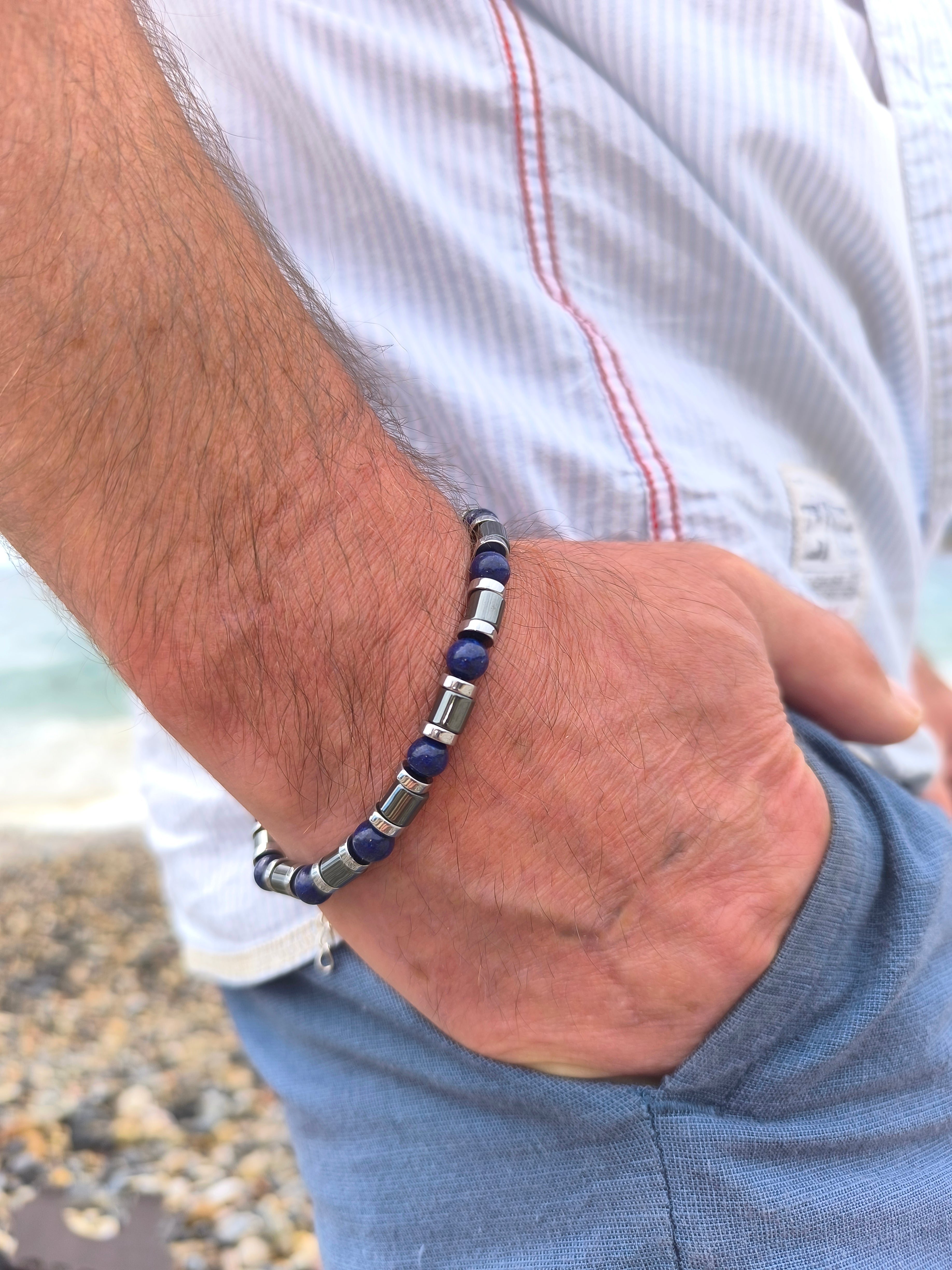 Armband mit Lapislazuli - und Hämatitperlen