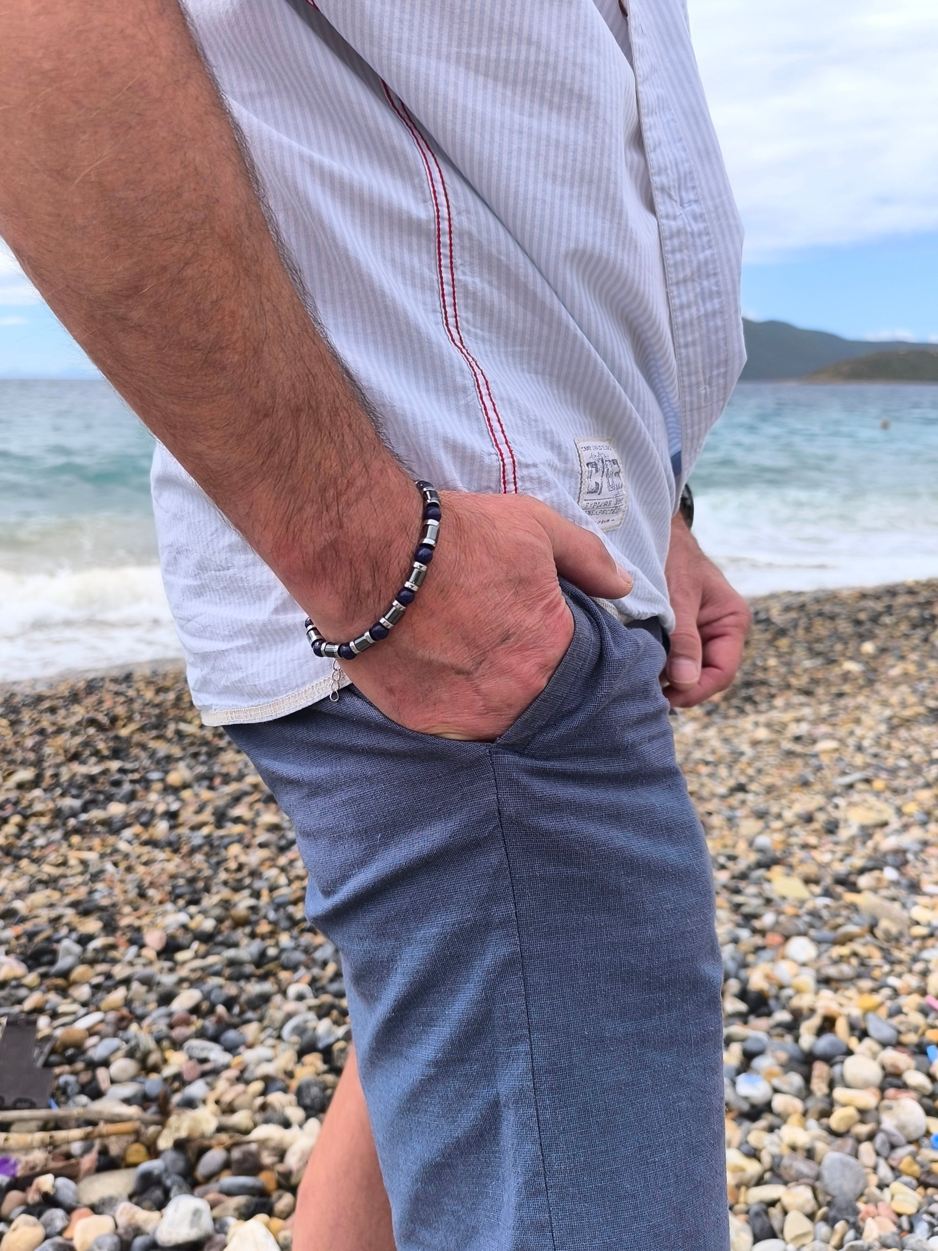 Armband mit Lapislazuli - und Hämatitperlen