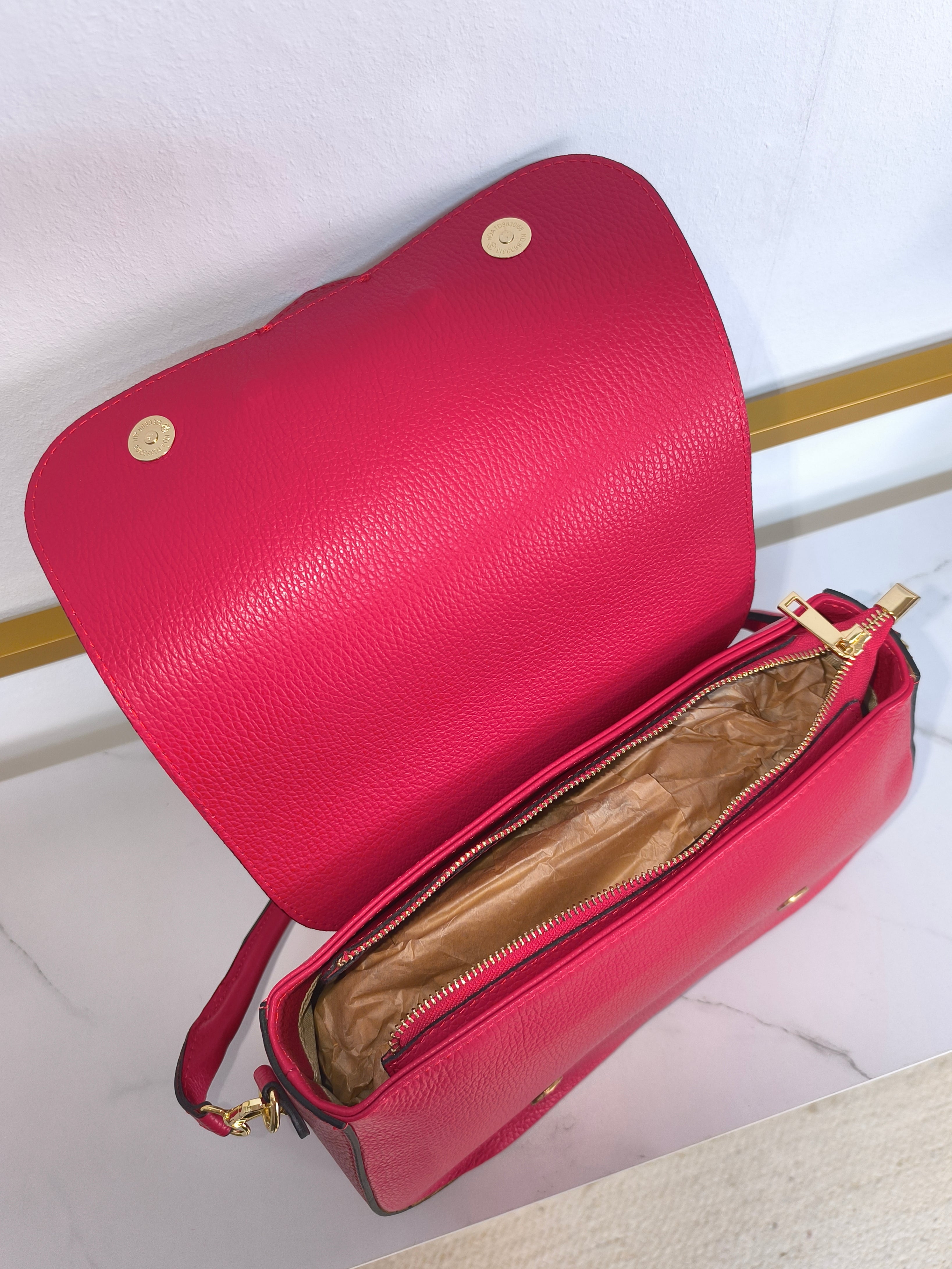 Mittelgroße Handtasche aus Leder in rot