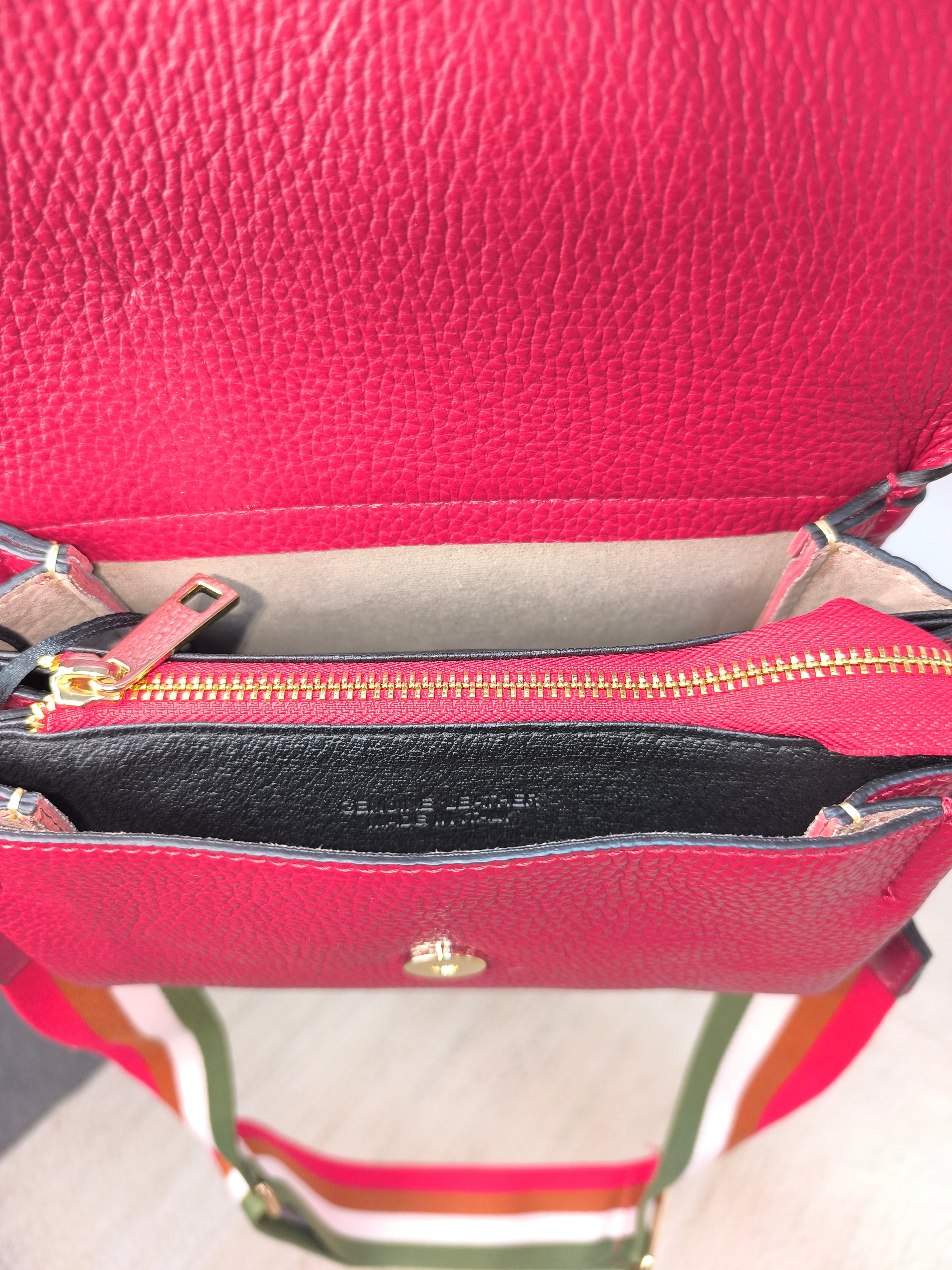 Kleine Handtasche aus Leder in rot