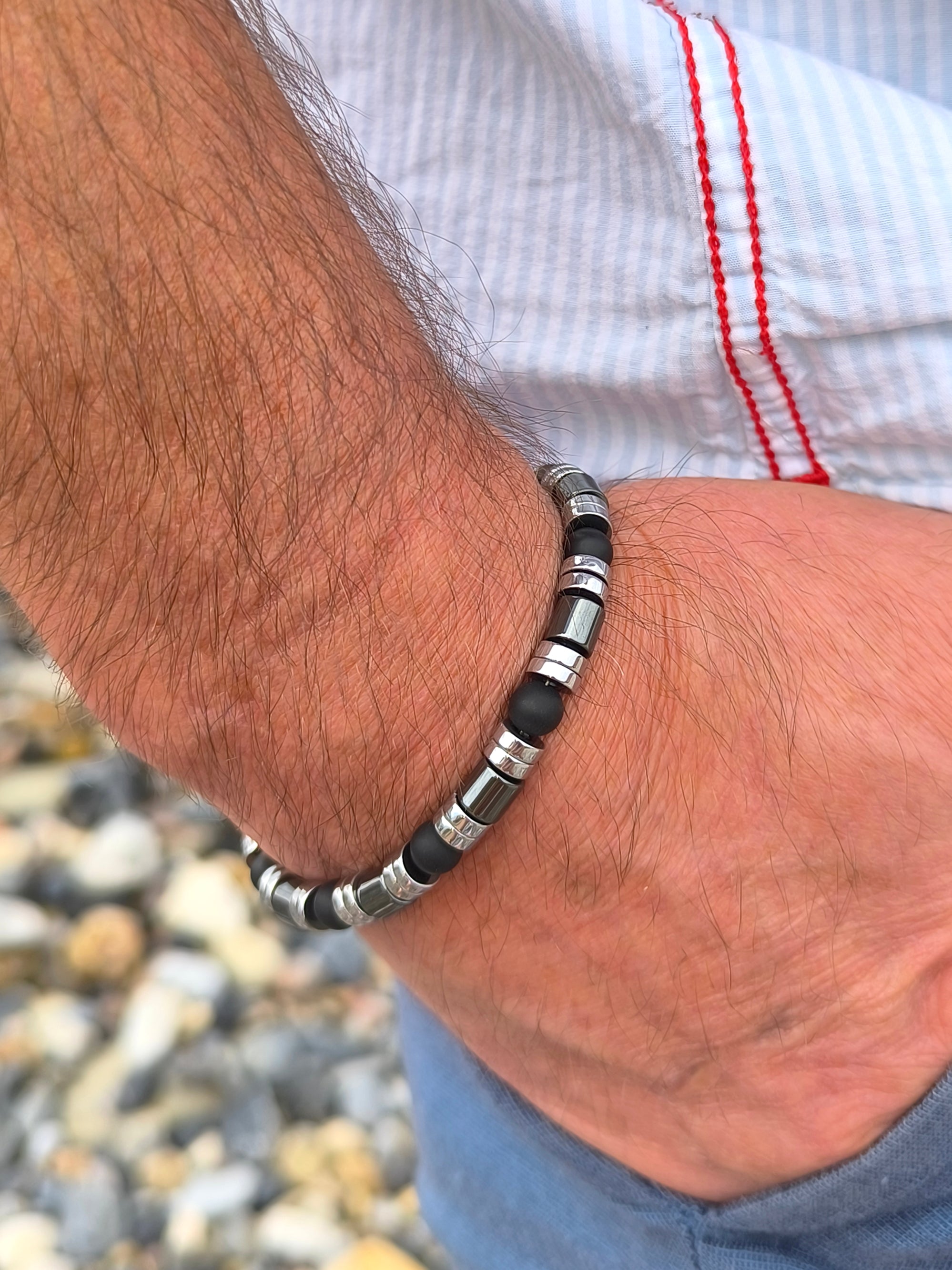 Armband mit schwarzen Achat matt- und Hämatitperlen