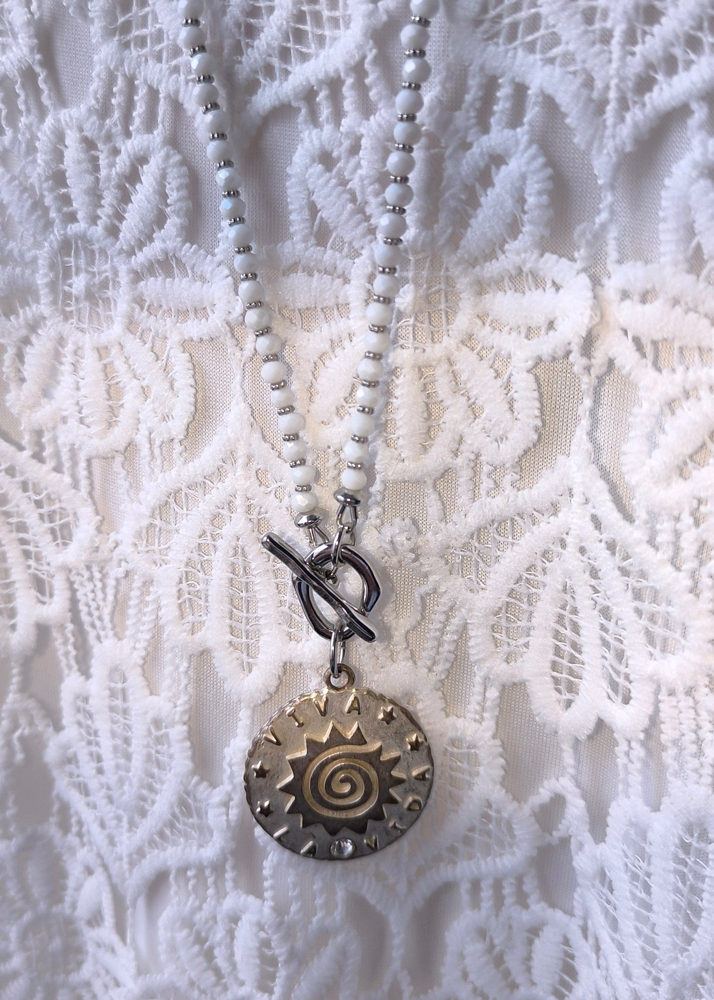 Weisse Halskette lang mit kleinen Perlchen und rundem Anhänger im Silber-Vintage Look