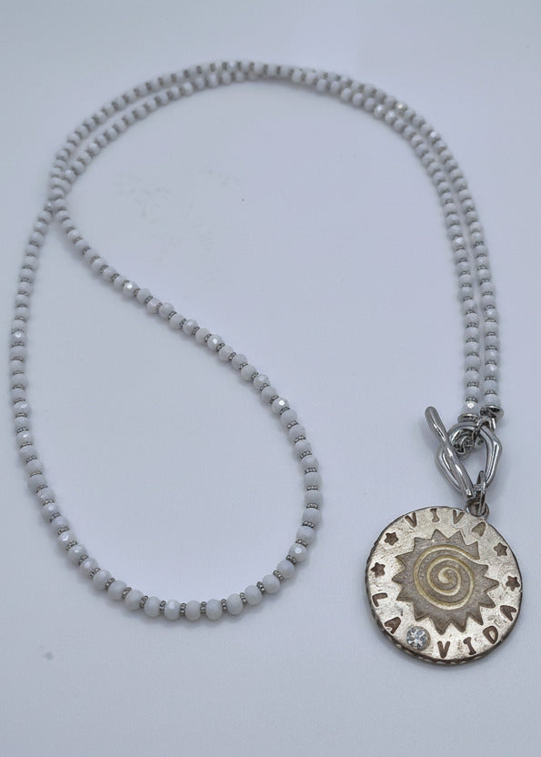 Weisse Halskette lang mit kleinen Perlchen und rundem Anhänger im Silber-Vintage Look