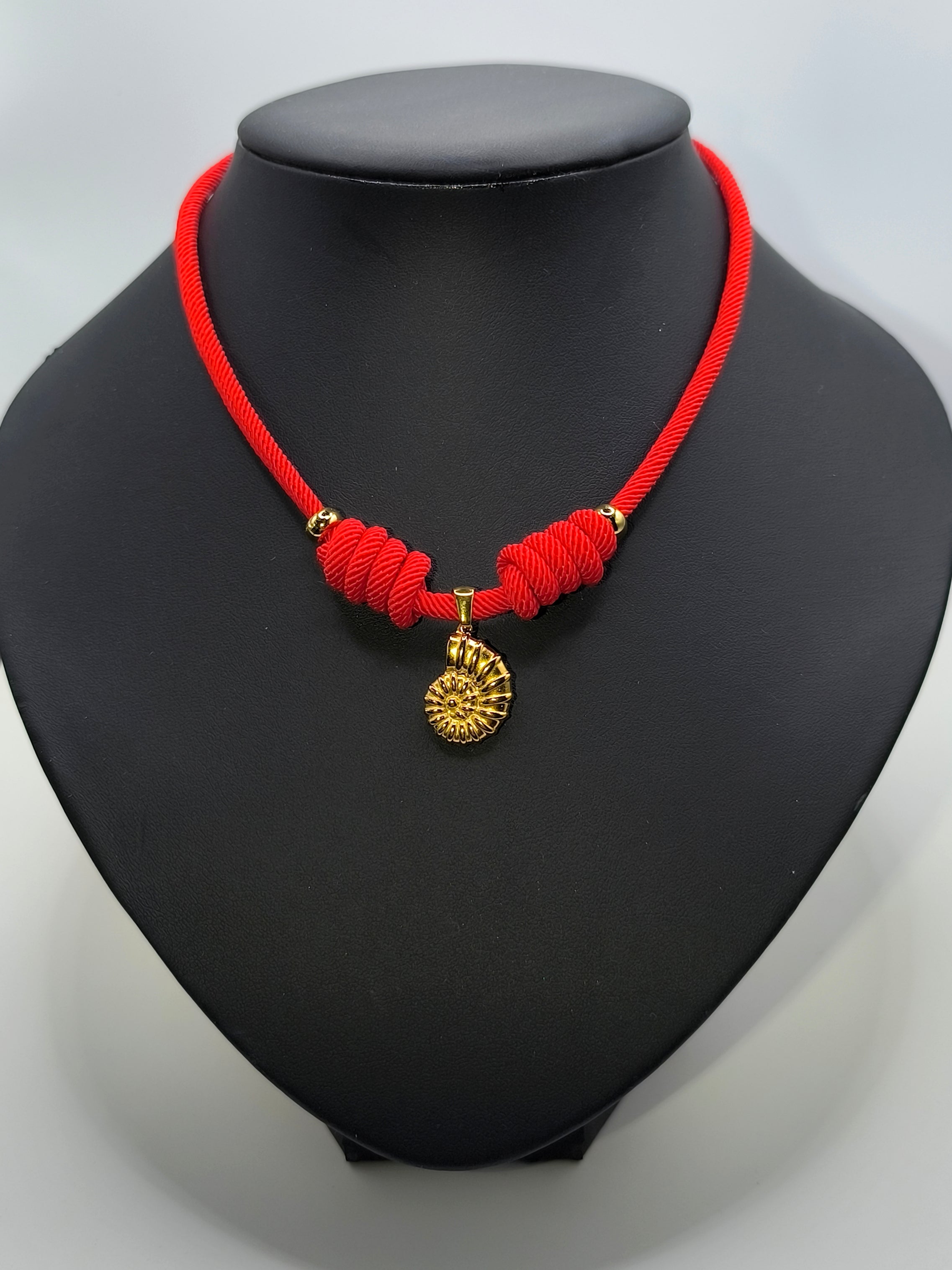 Halskette aus Seil rot mit Muschelanhänger aus Edelstahl gold