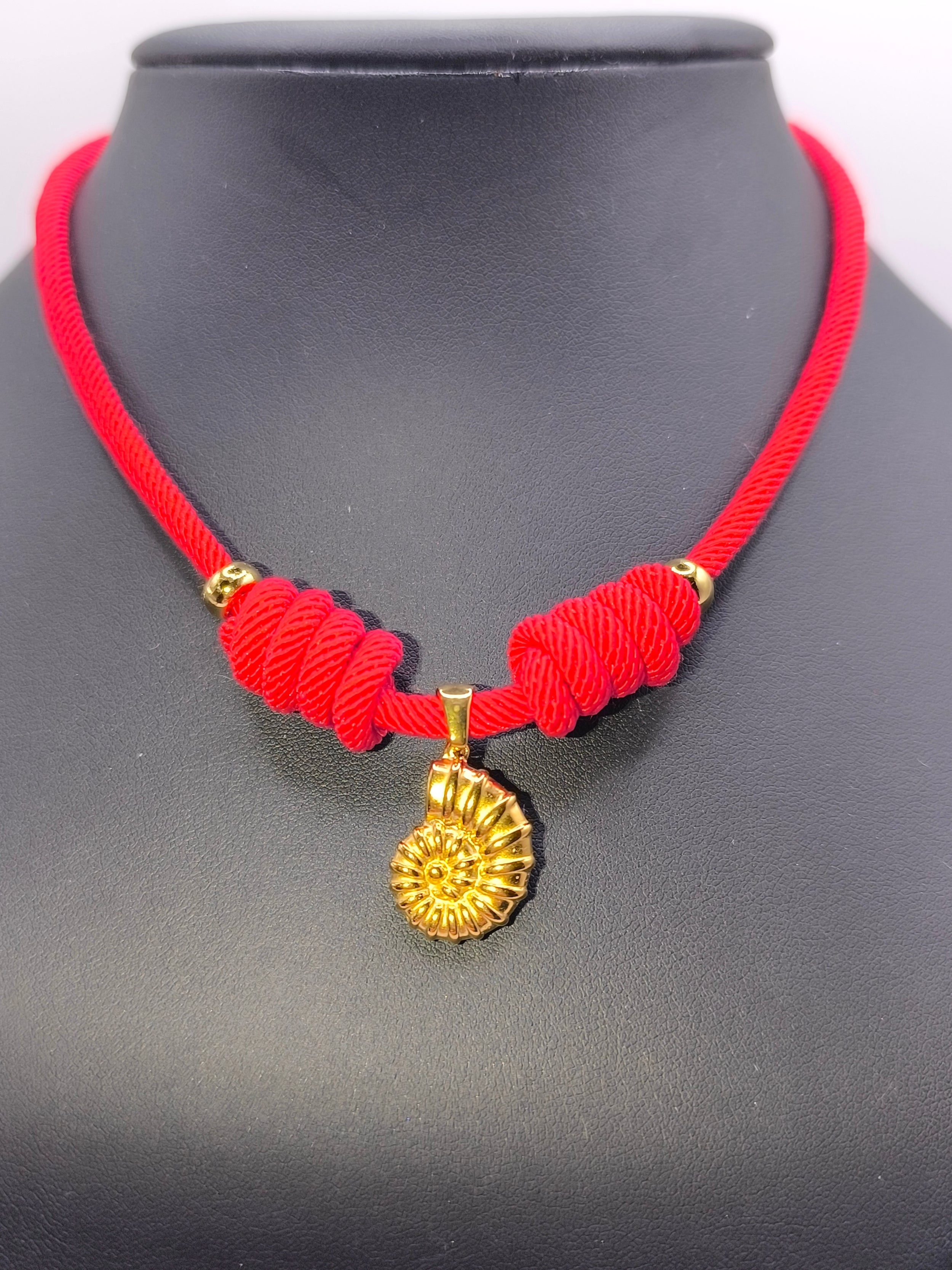 Halskette aus Seil rot mit Muschelanhänger aus Edelstahl gold