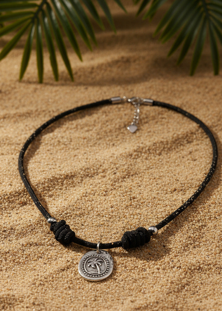 Halskette aus Seil schwarz mit silbernem Anhänger
