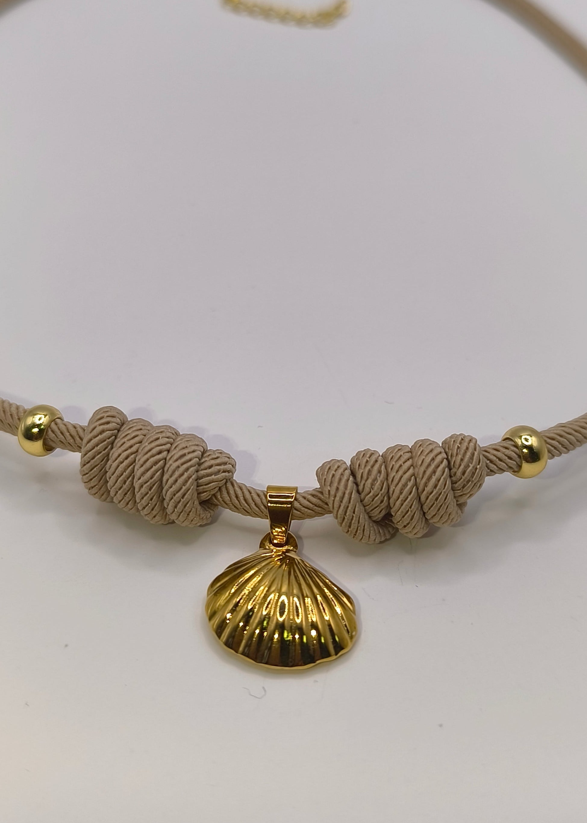 Halskette aus Seil beige mit Muschelanhänger aus Edelstahl gold