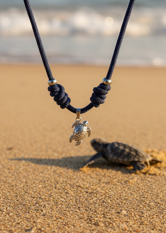 Halskette aus Seil dunkelblau mit silberner Schildkröte