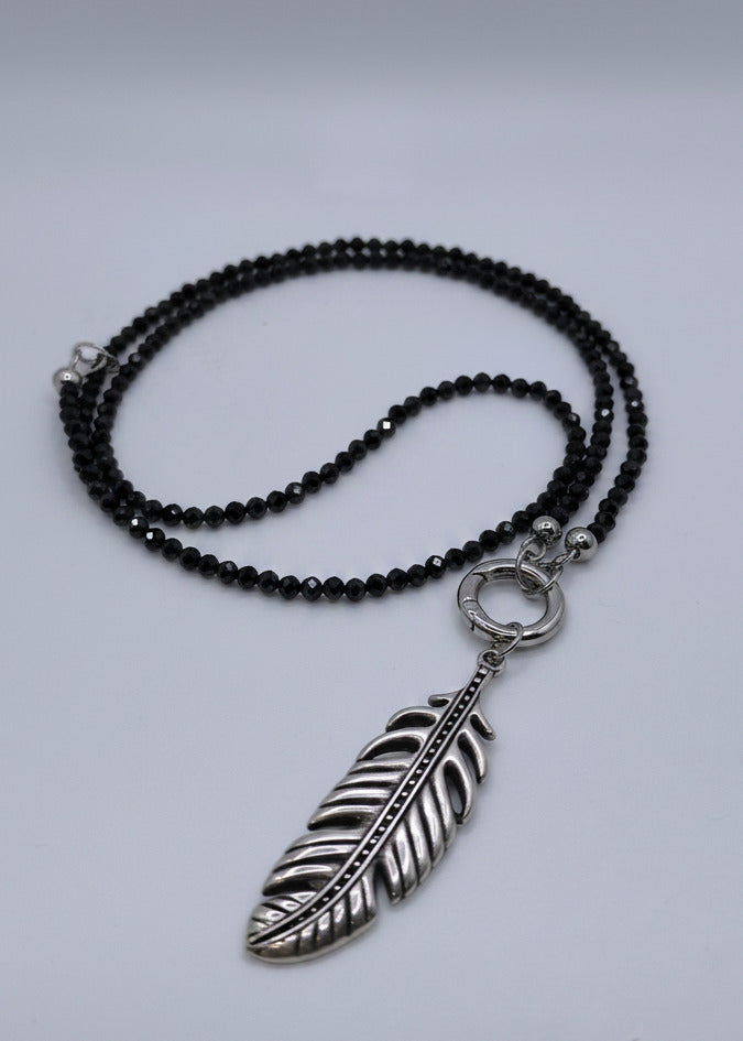 Lange Perlen Halskette "Feder" schwarz/silber