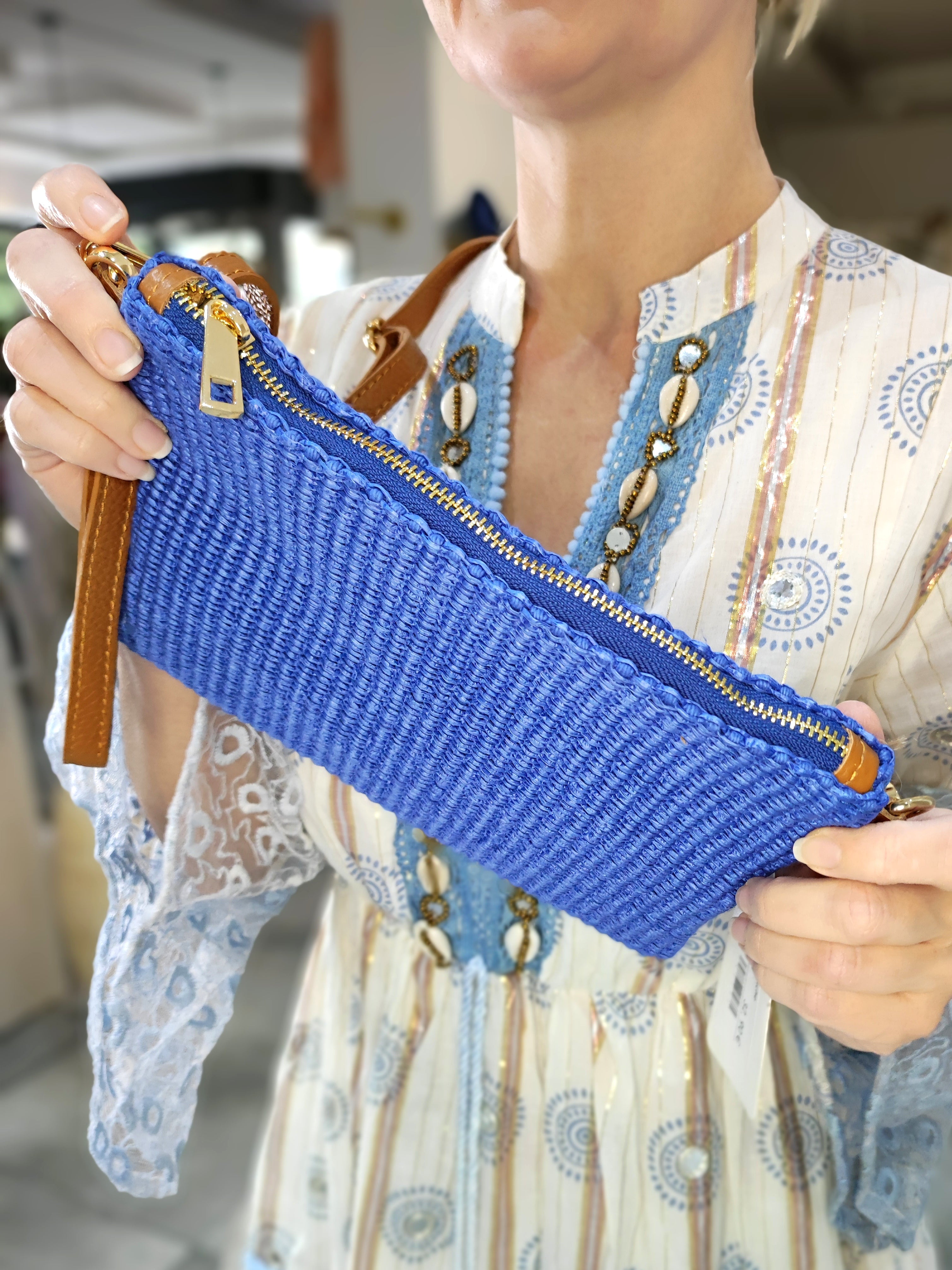 Clutch / Umhängetasche aus Bast mit Leder