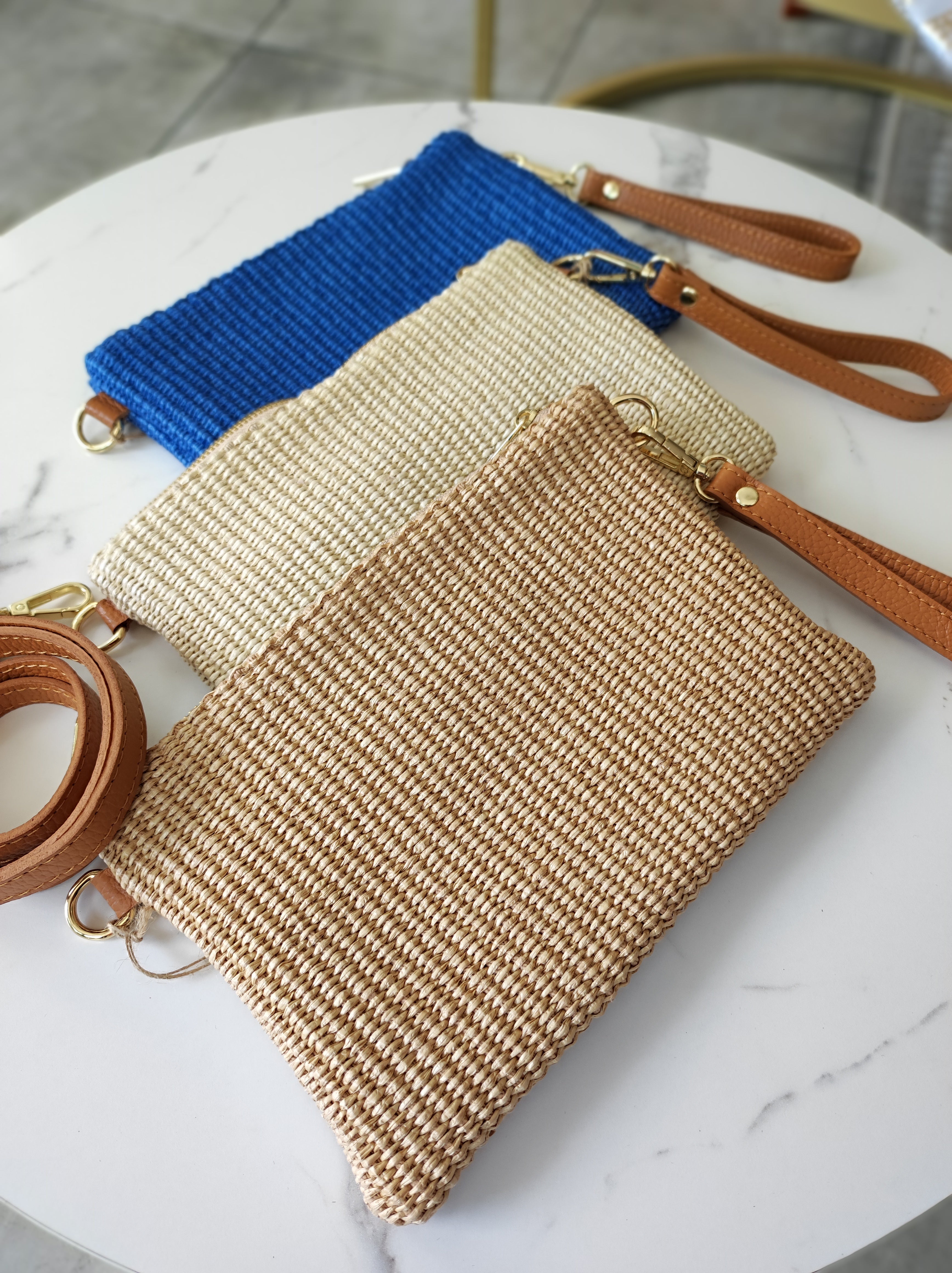 Clutch / Umhängetasche aus Bast mit Leder