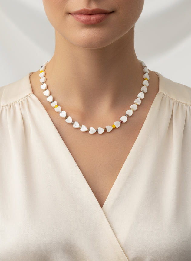 Perlmuttkette mit Herzen und bunten Steinen