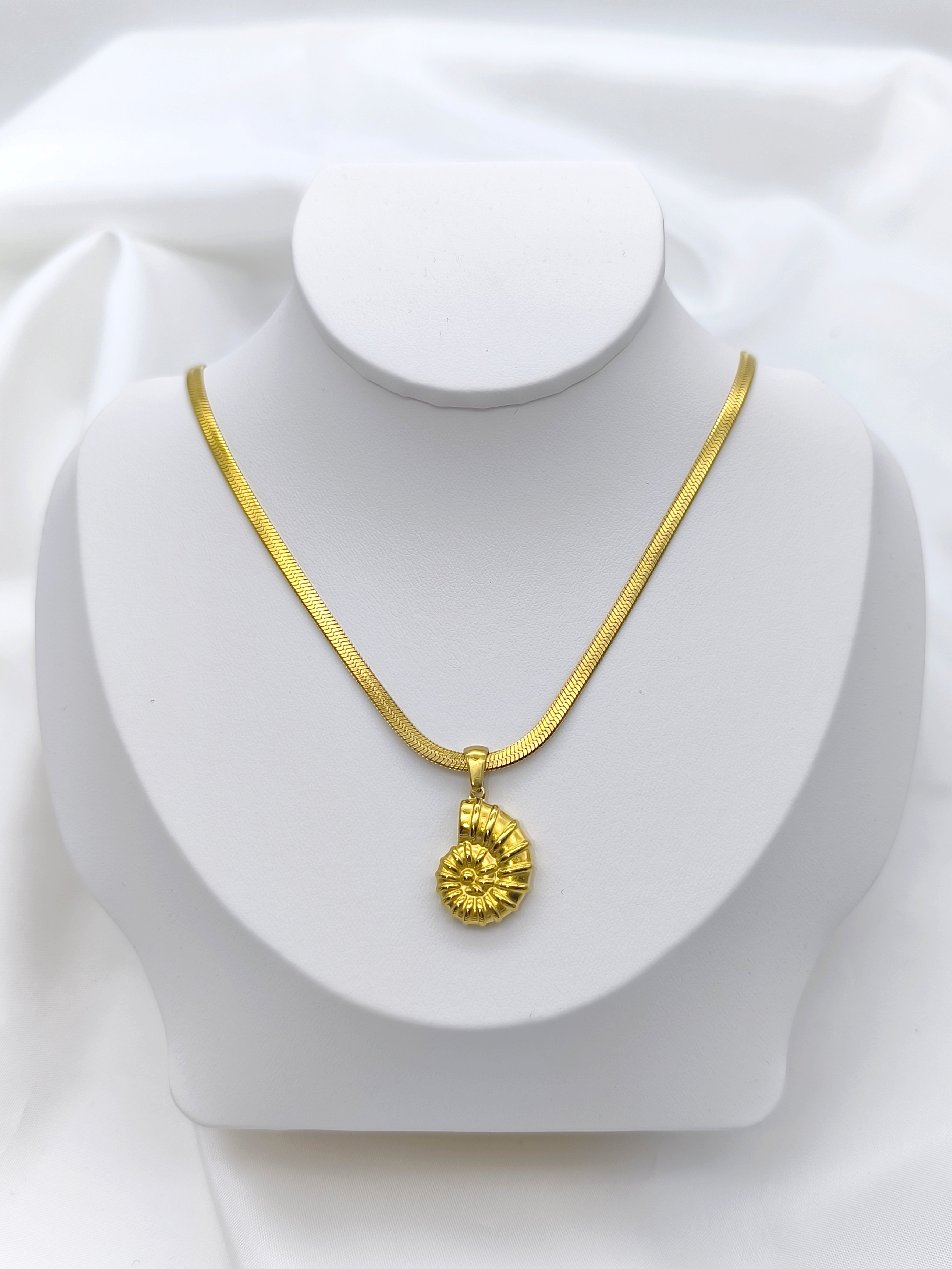 Schlangenhalskette mit Anhänger "Muschel"