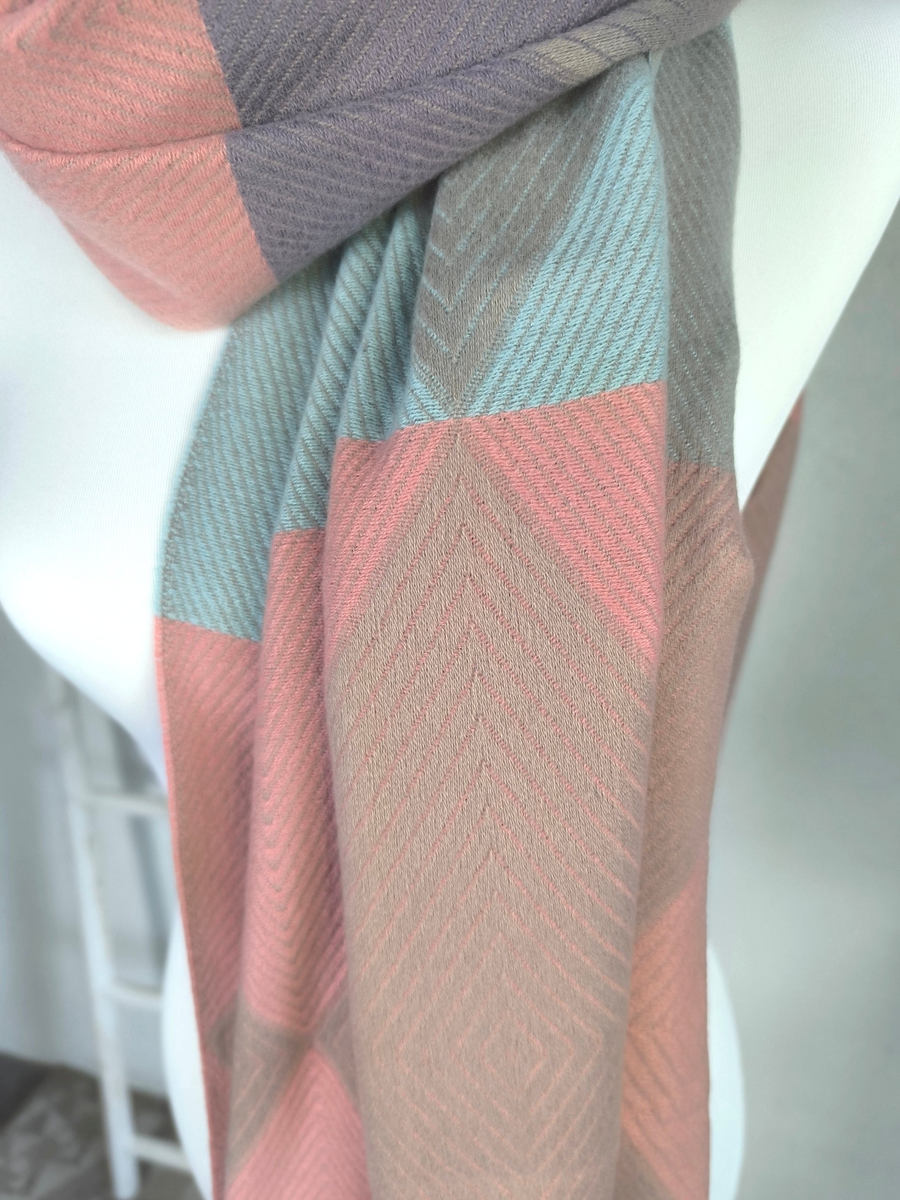 Weicher Kuschelschal in rosa/beige/flieder/mint