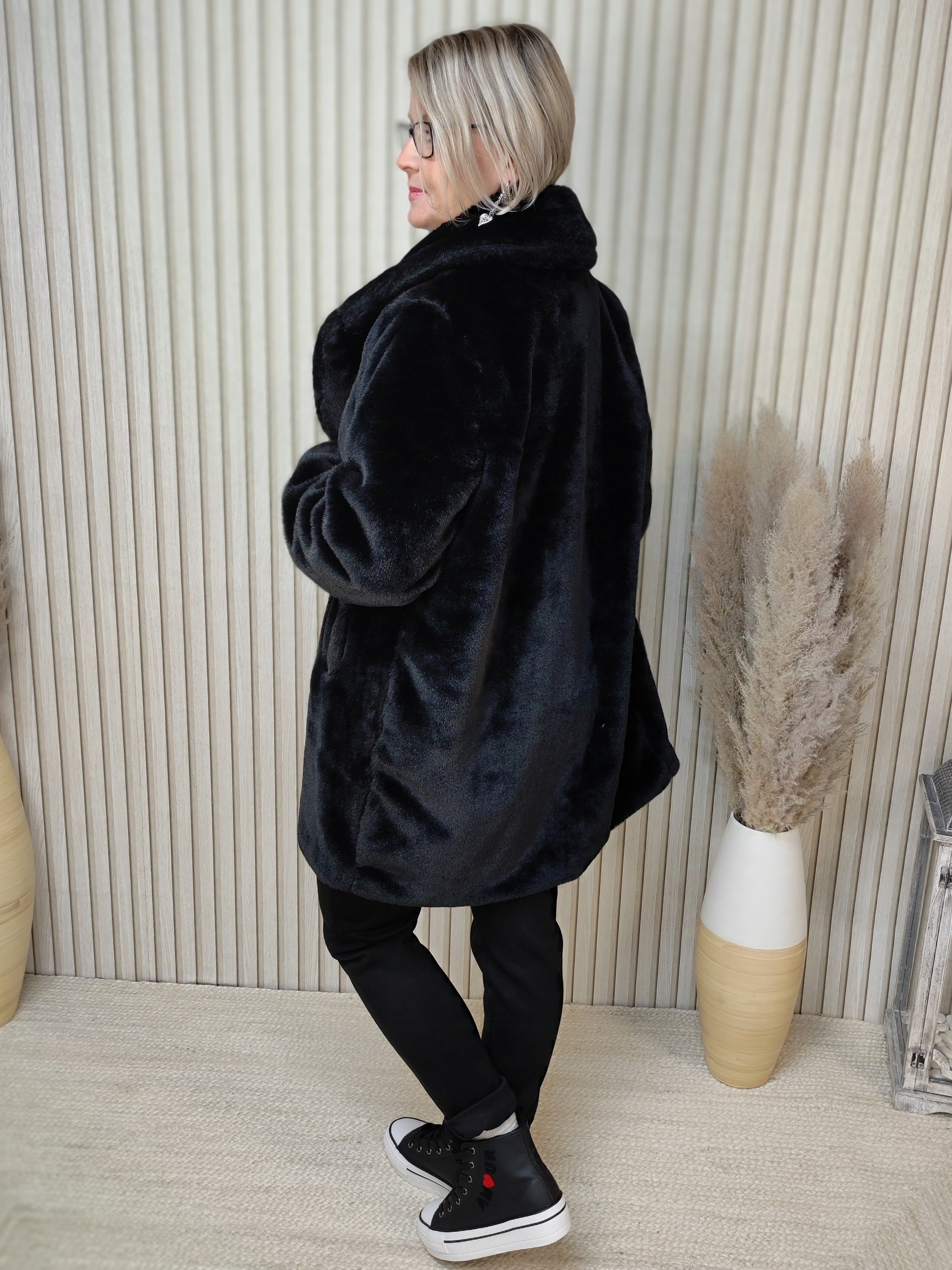 Flauschige Felljacke in Schwarz (36-42)