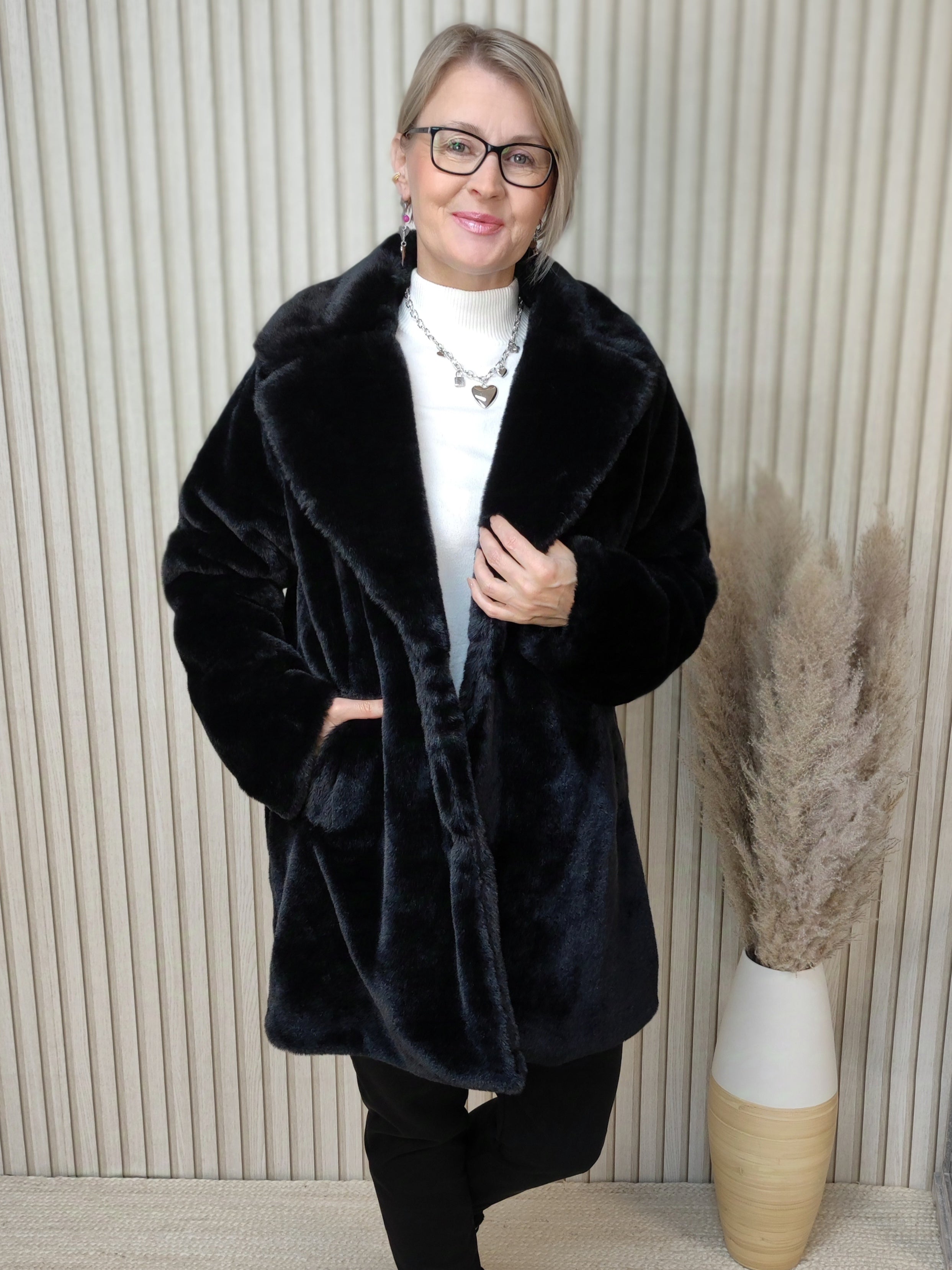 Flauschige Felljacke in Schwarz (36-42)