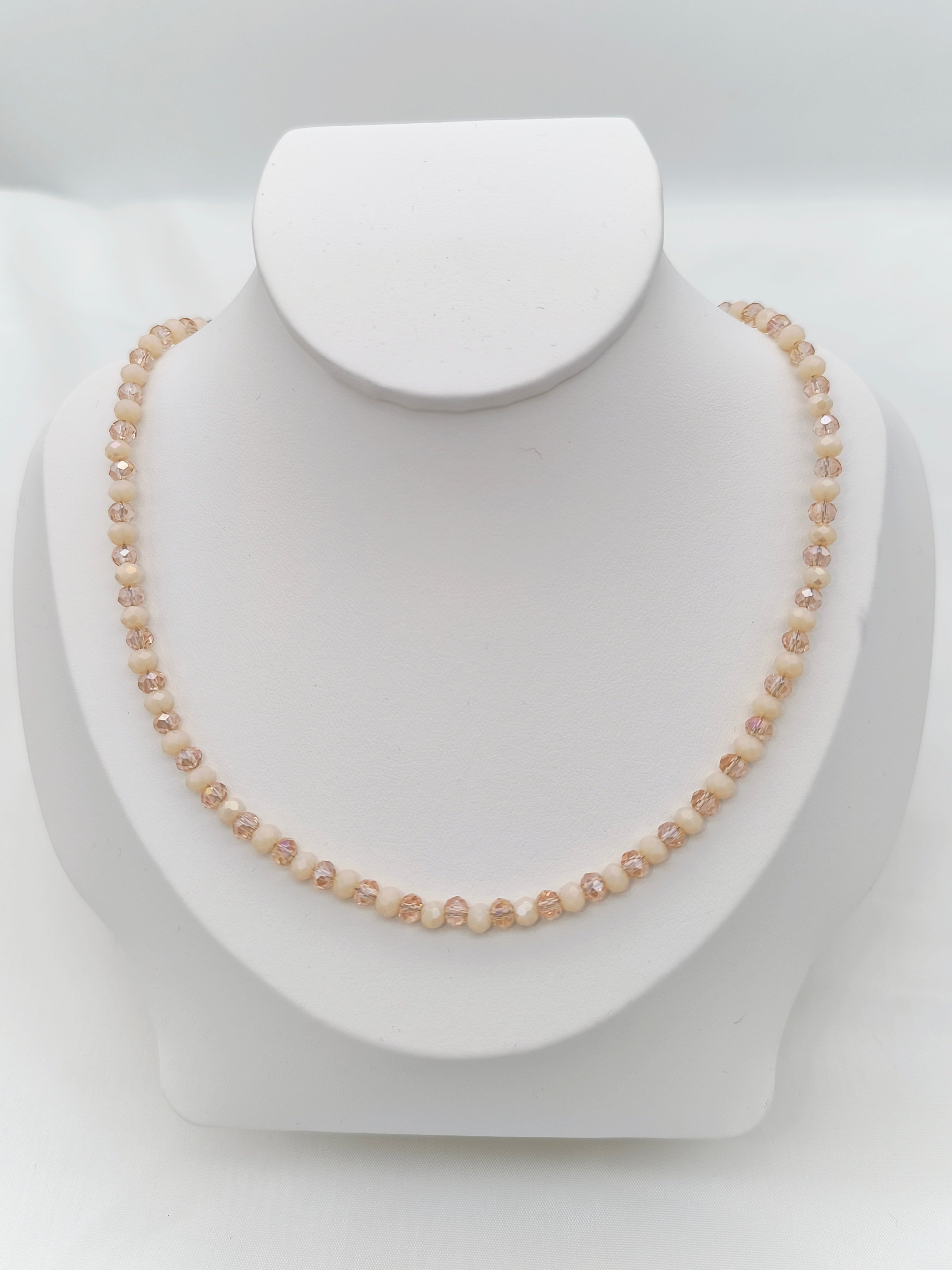 Zarte Perlenkette in rose