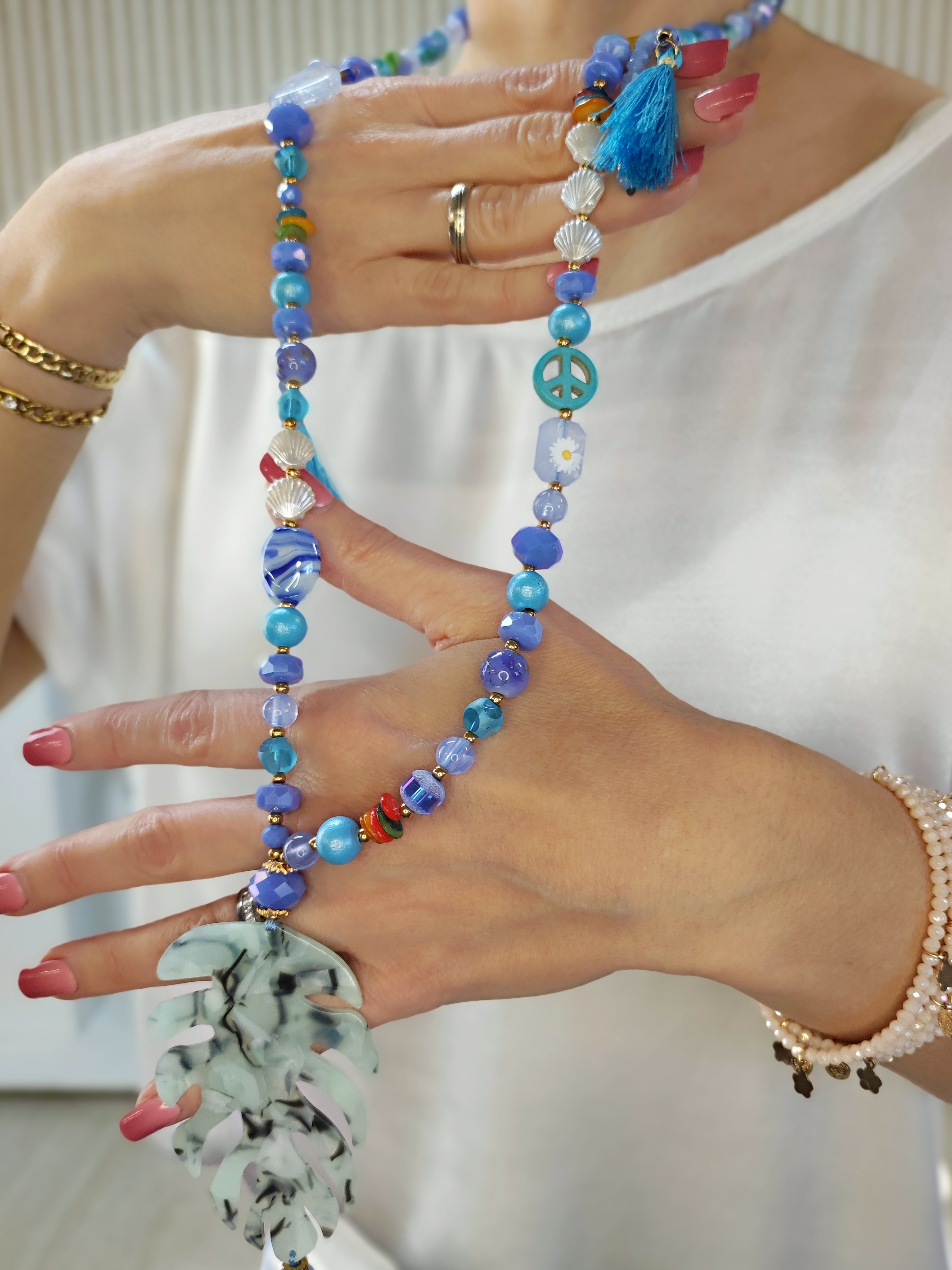 Lange Perlenkette hellblau mit Quasten