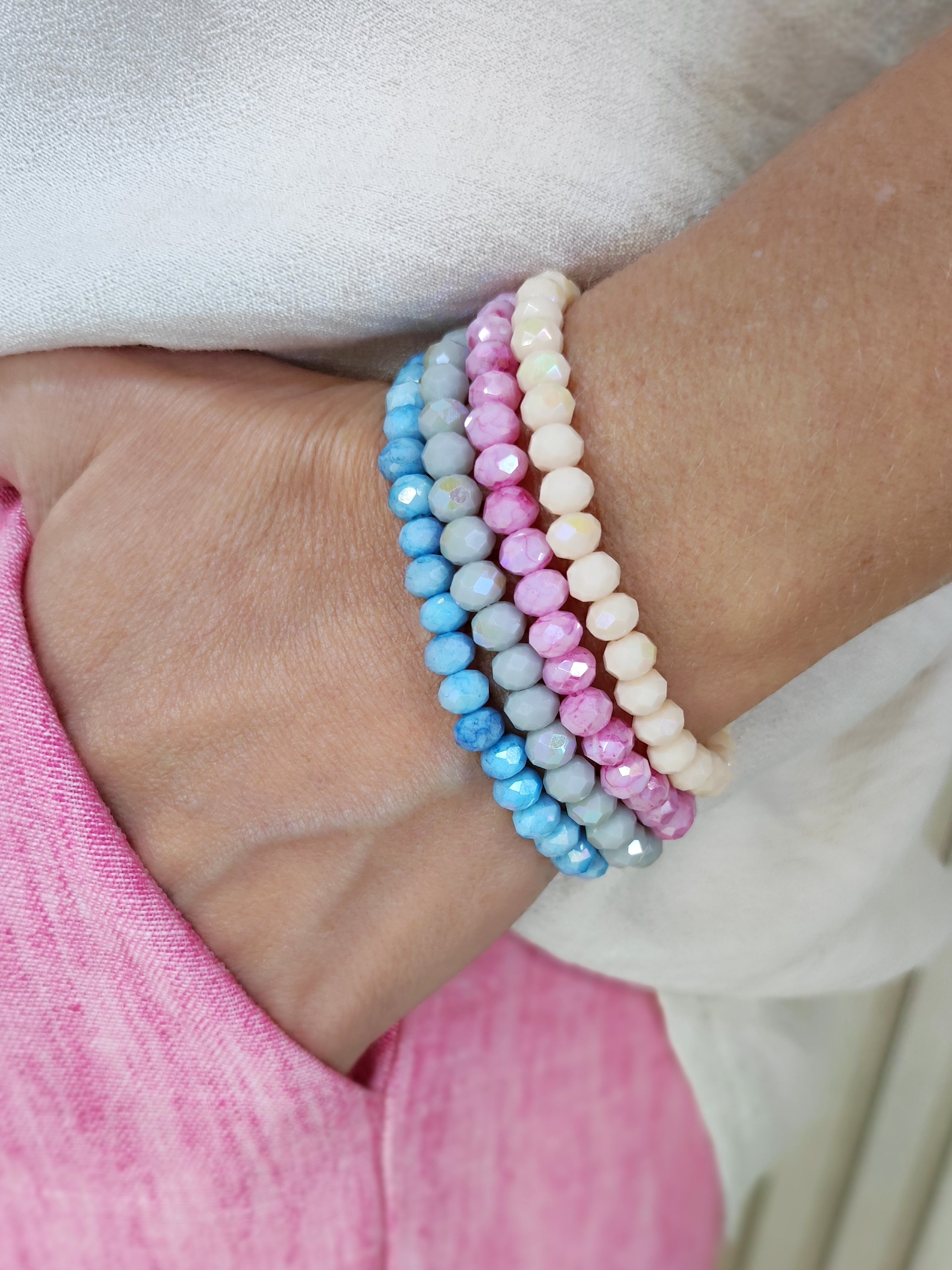 Facettierte Perlenarmbänder in verschiedenen Farben