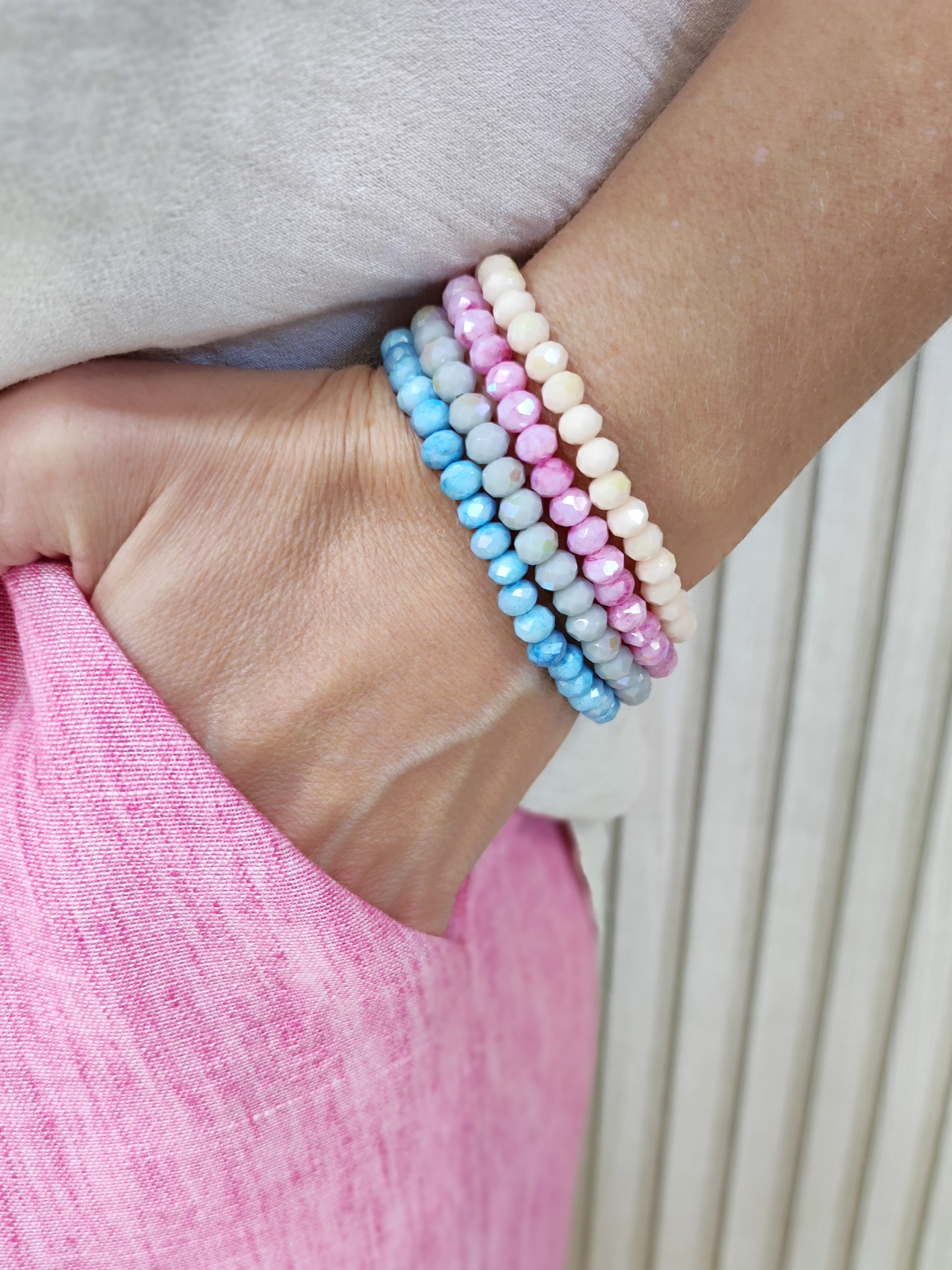 Facettierte Perlenarmbänder in verschiedenen Farben