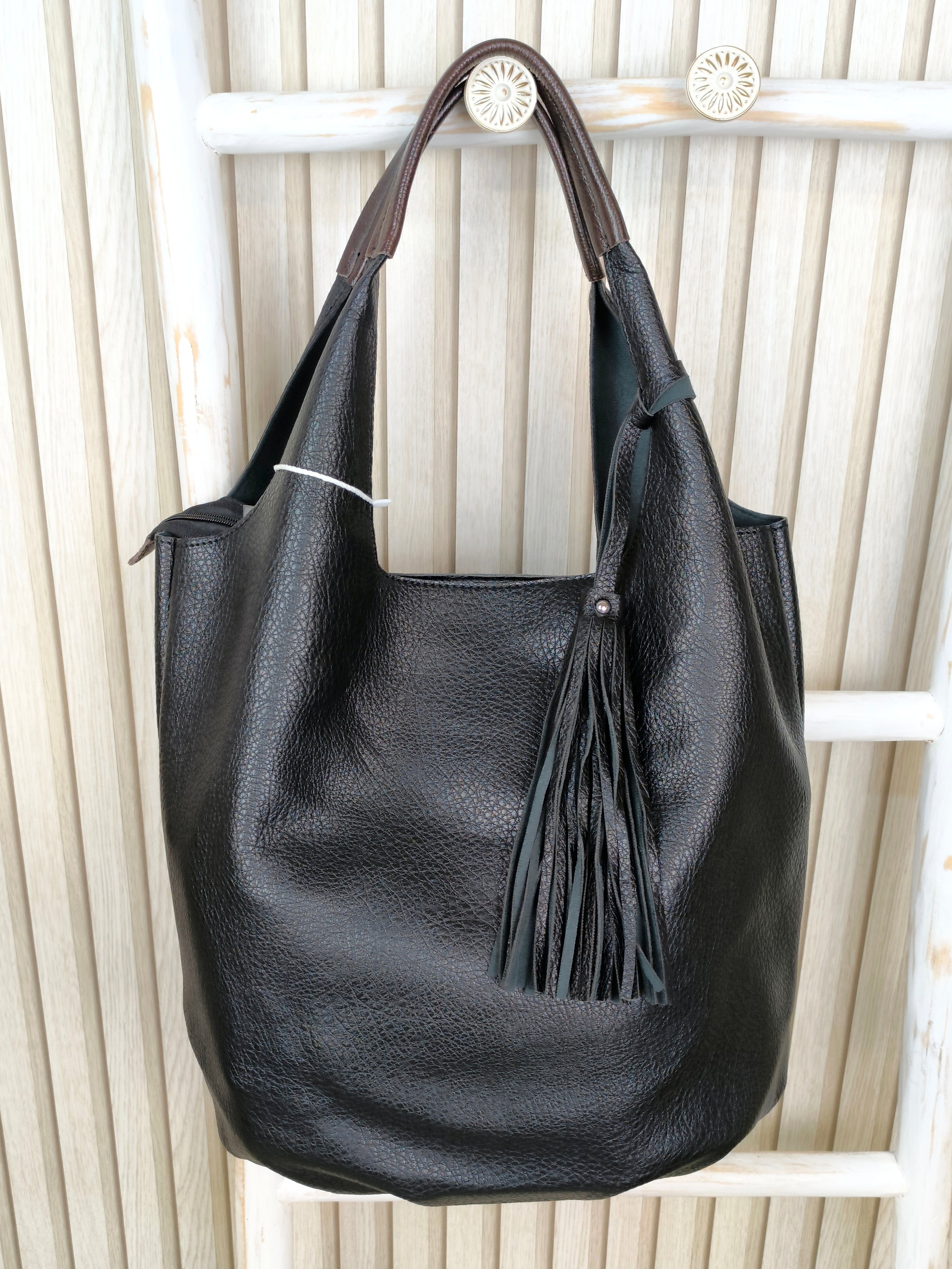 Bag in Bag Tasche in schwarz mit Quaste