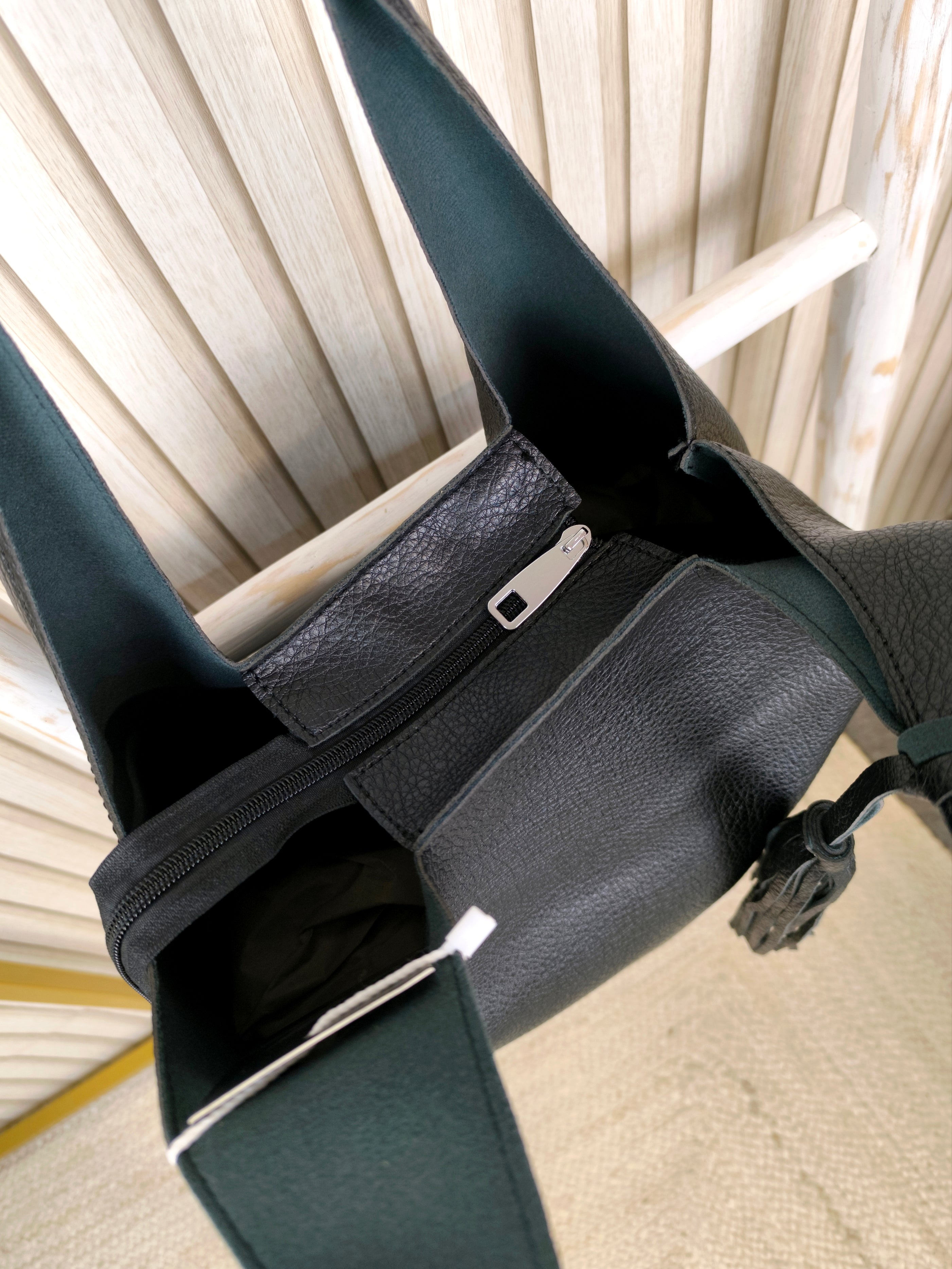 Bag in Bag Tasche in schwarz mit Quaste