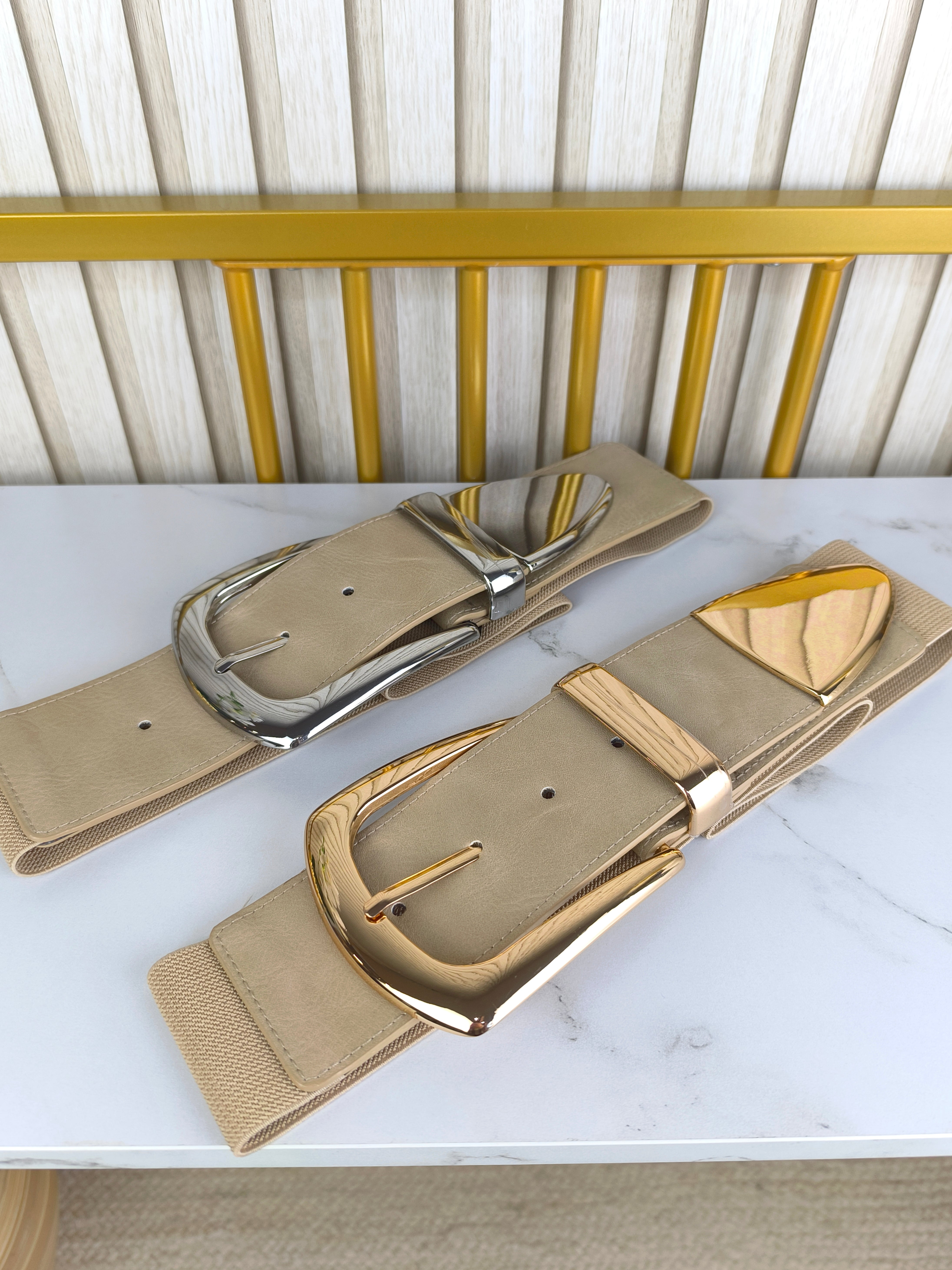 Stylischer Stretch Gürtel beige mit Schnalle in gold oder silber (80/85cm)