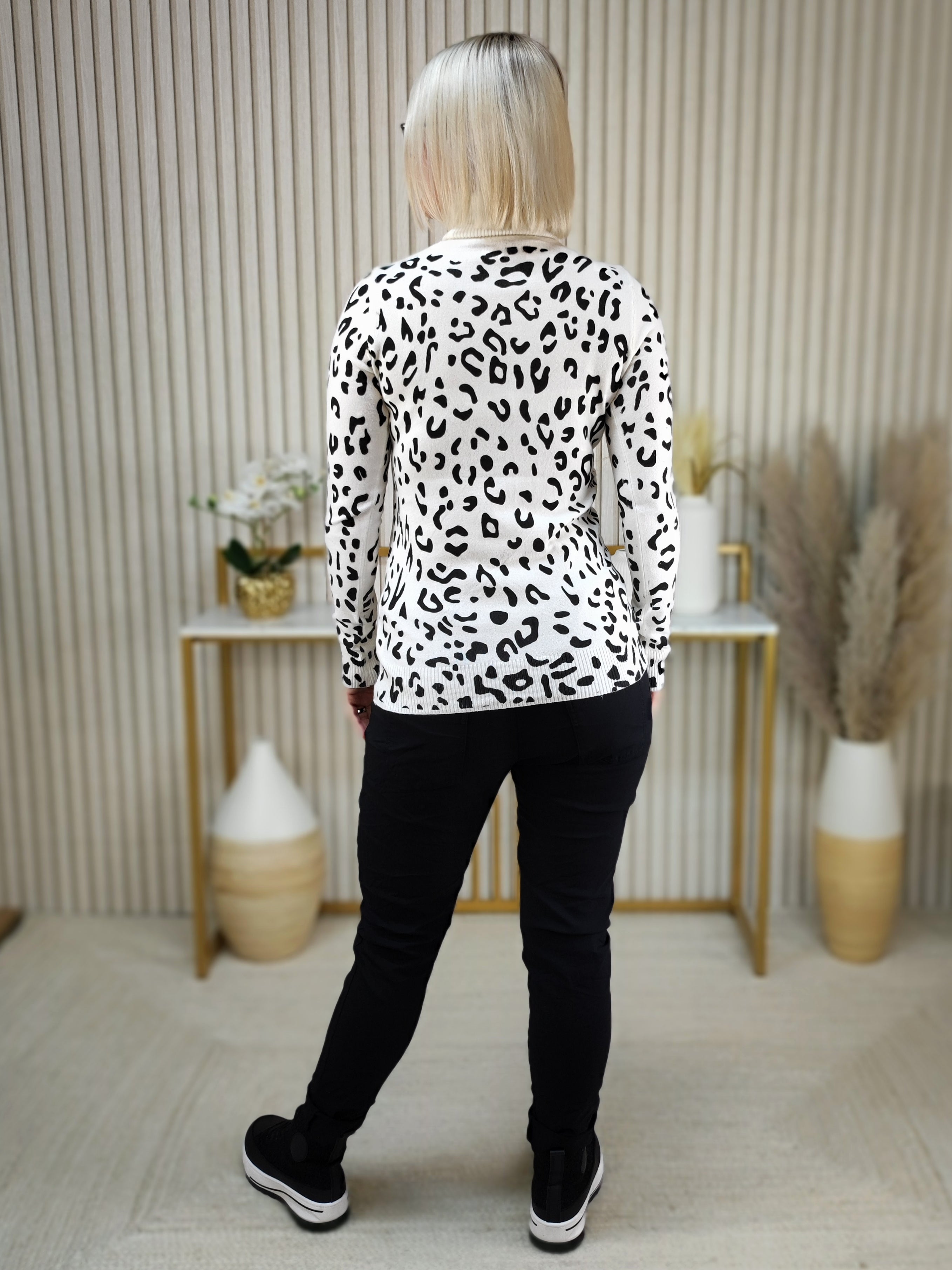 Leichter Pullover "Luna" mit Rollkragen Weiss/Leo (36-42)