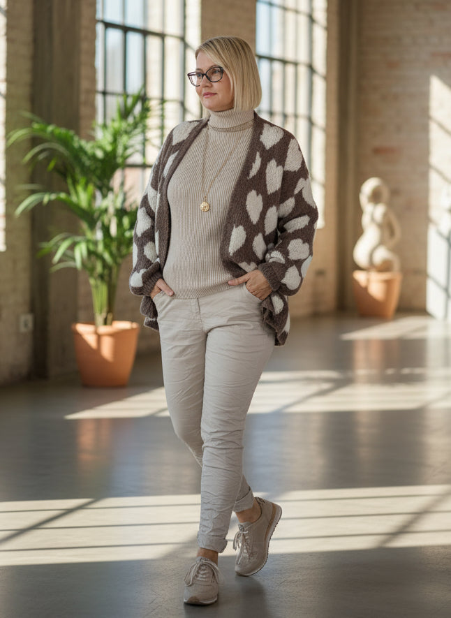 Kuschelige Strickjacke "Herzilein" in mud (38-44)