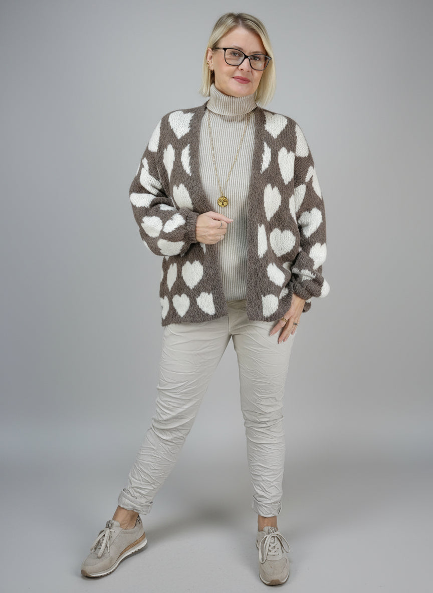 Kuschelige Strickjacke "Herzilein" in mud (38-44)