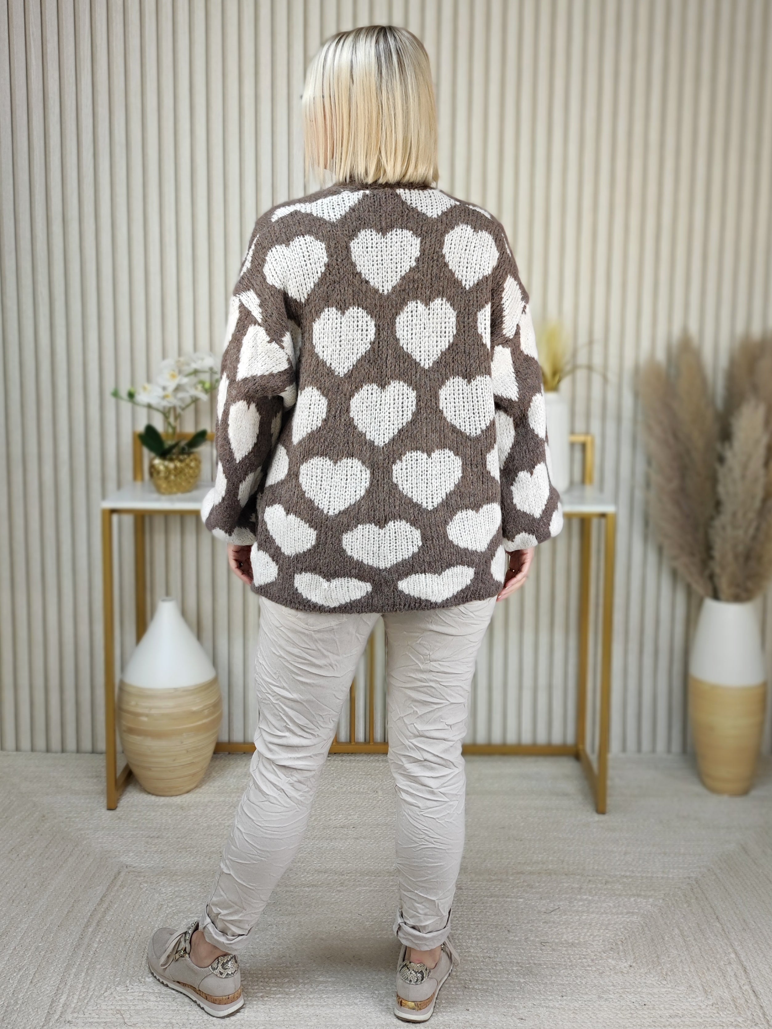 Kuschelige Strickjacke "Herzilein" in mud (38-44)