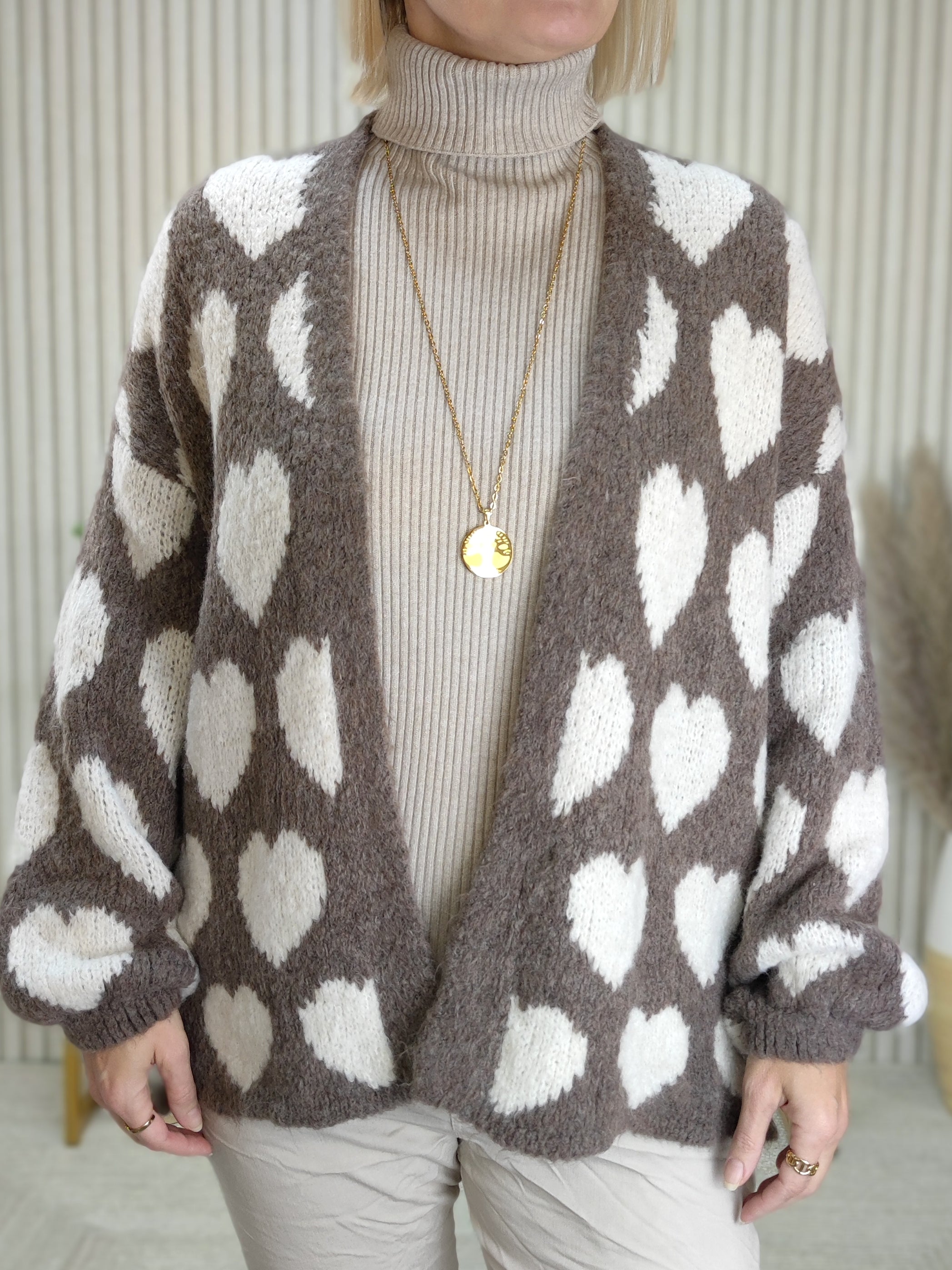 Kuschelige Strickjacke "Herzilein" in mud (38-44)