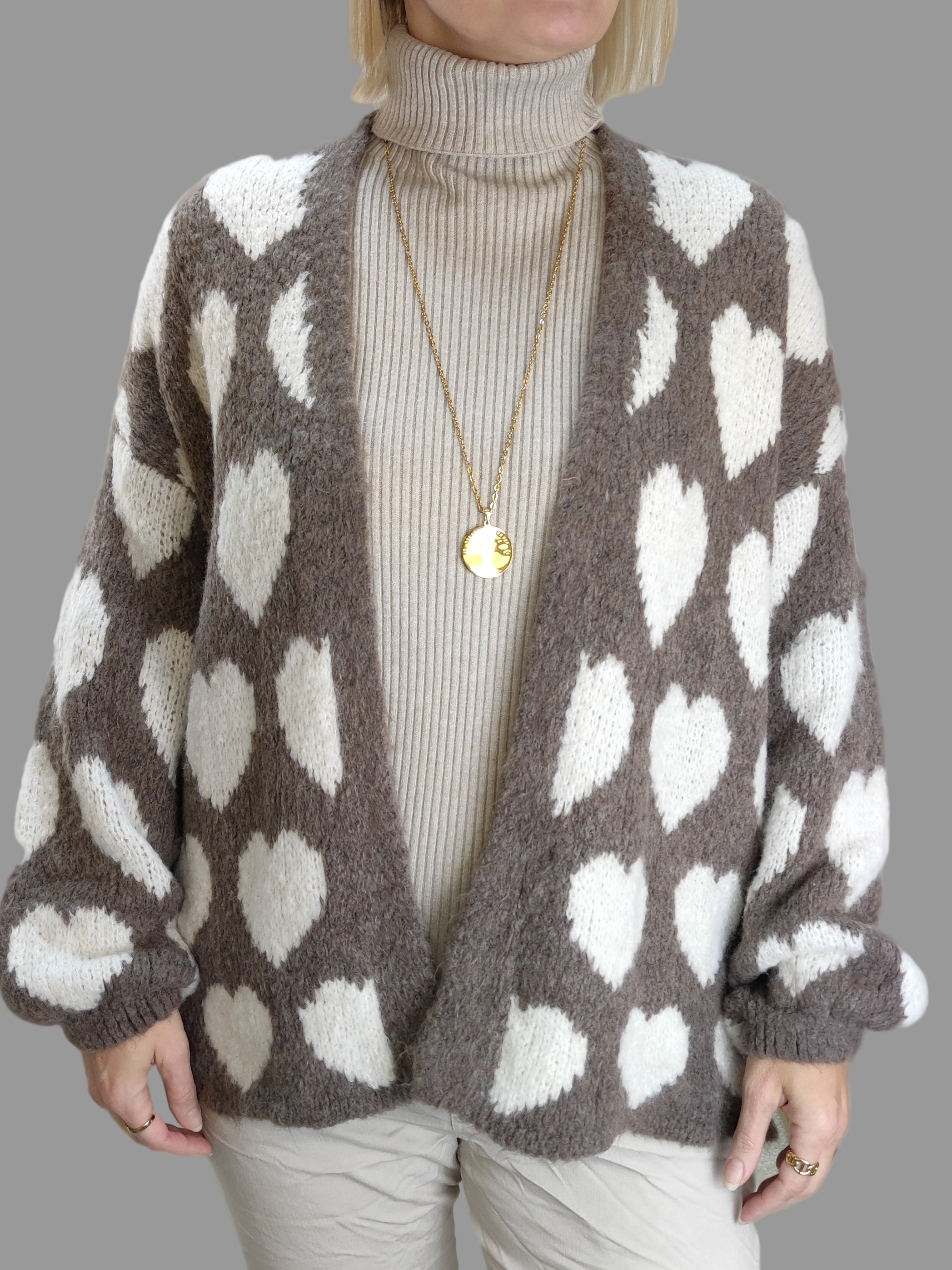 Kuschelige Strickjacke "Herzilein" in mud (38-44)